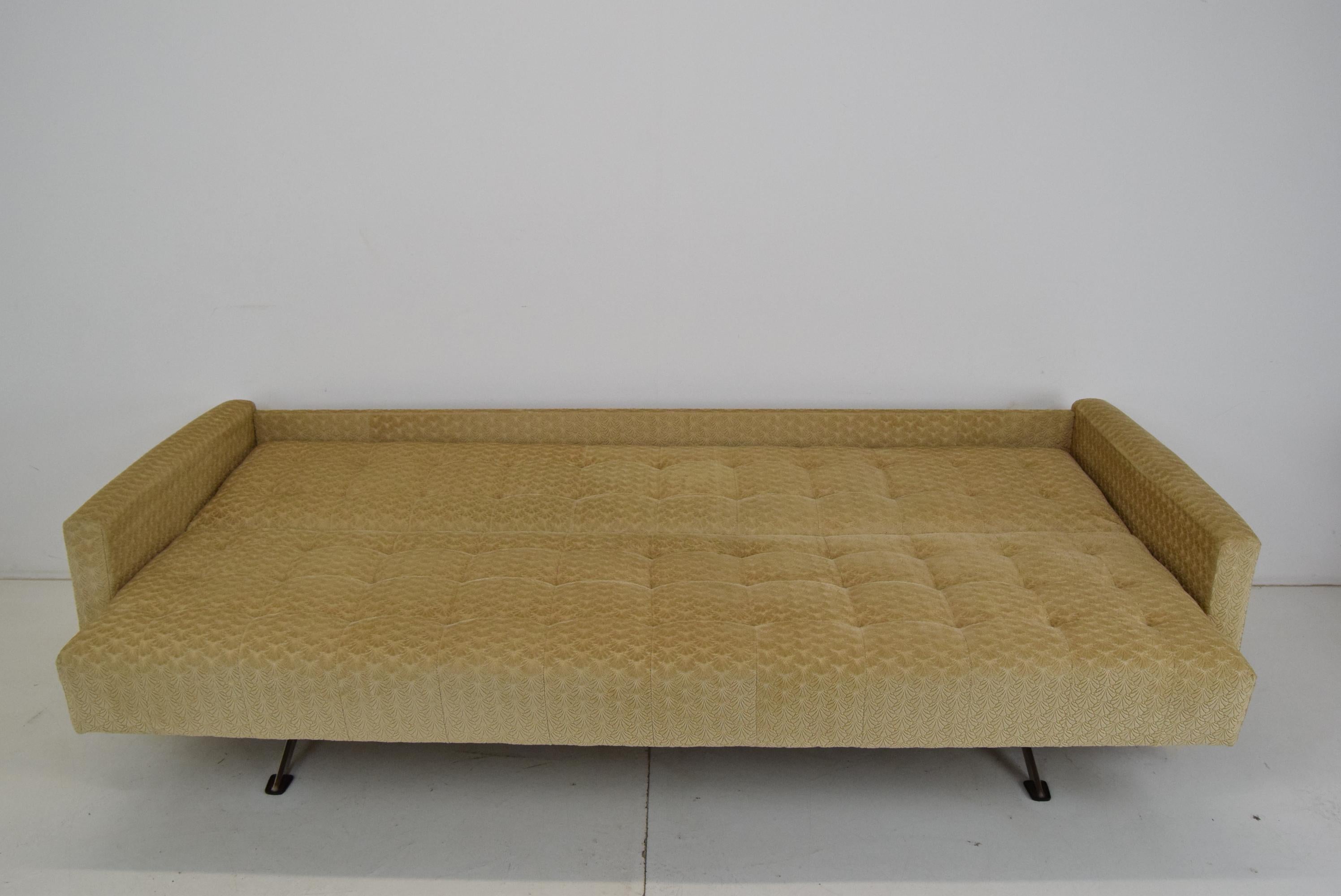 Mid-Century Three Seat Sofa or Daybed, 1970s For Sale 8