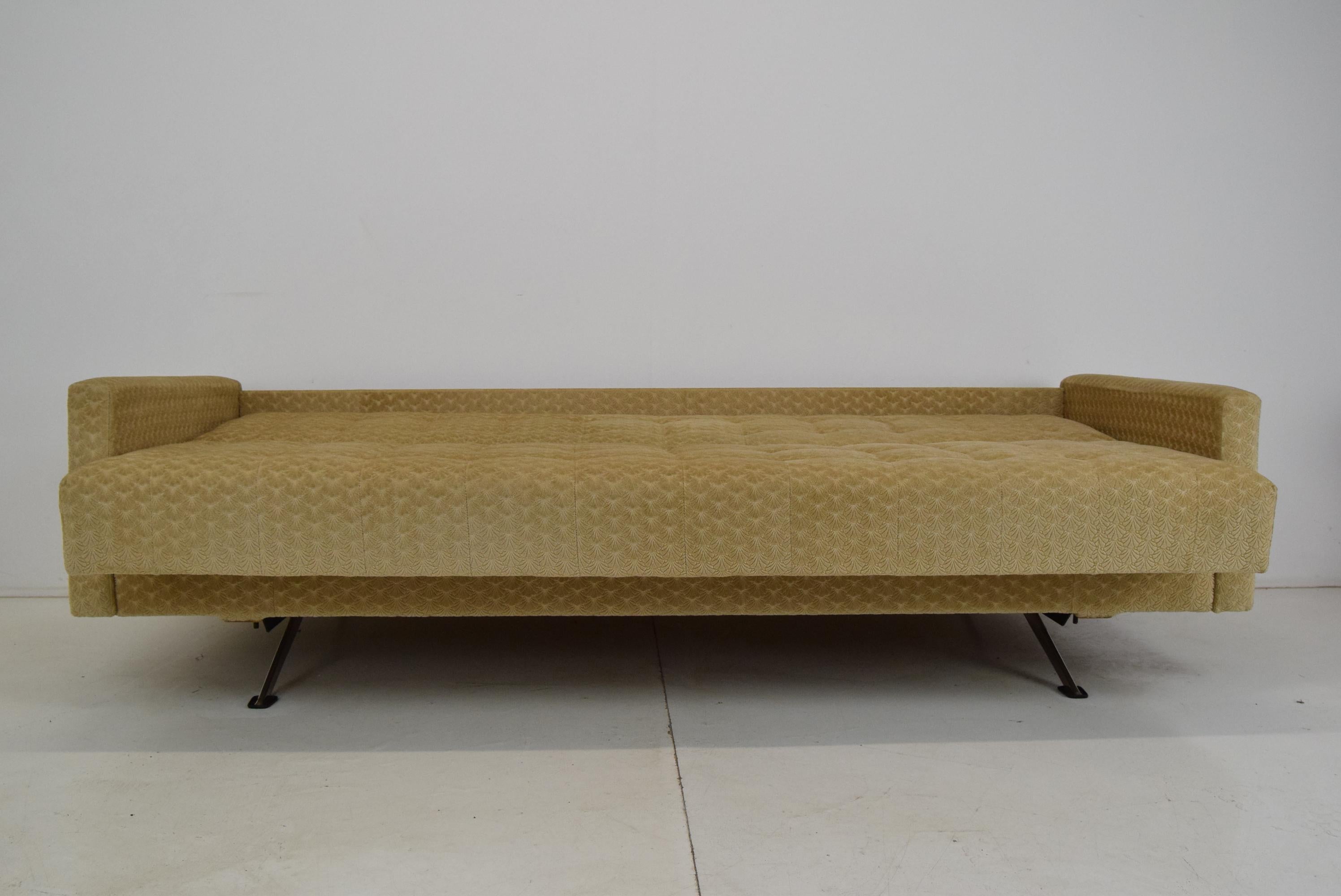 Mid-Century Three Seat Sofa or Daybed, 1970s For Sale 9