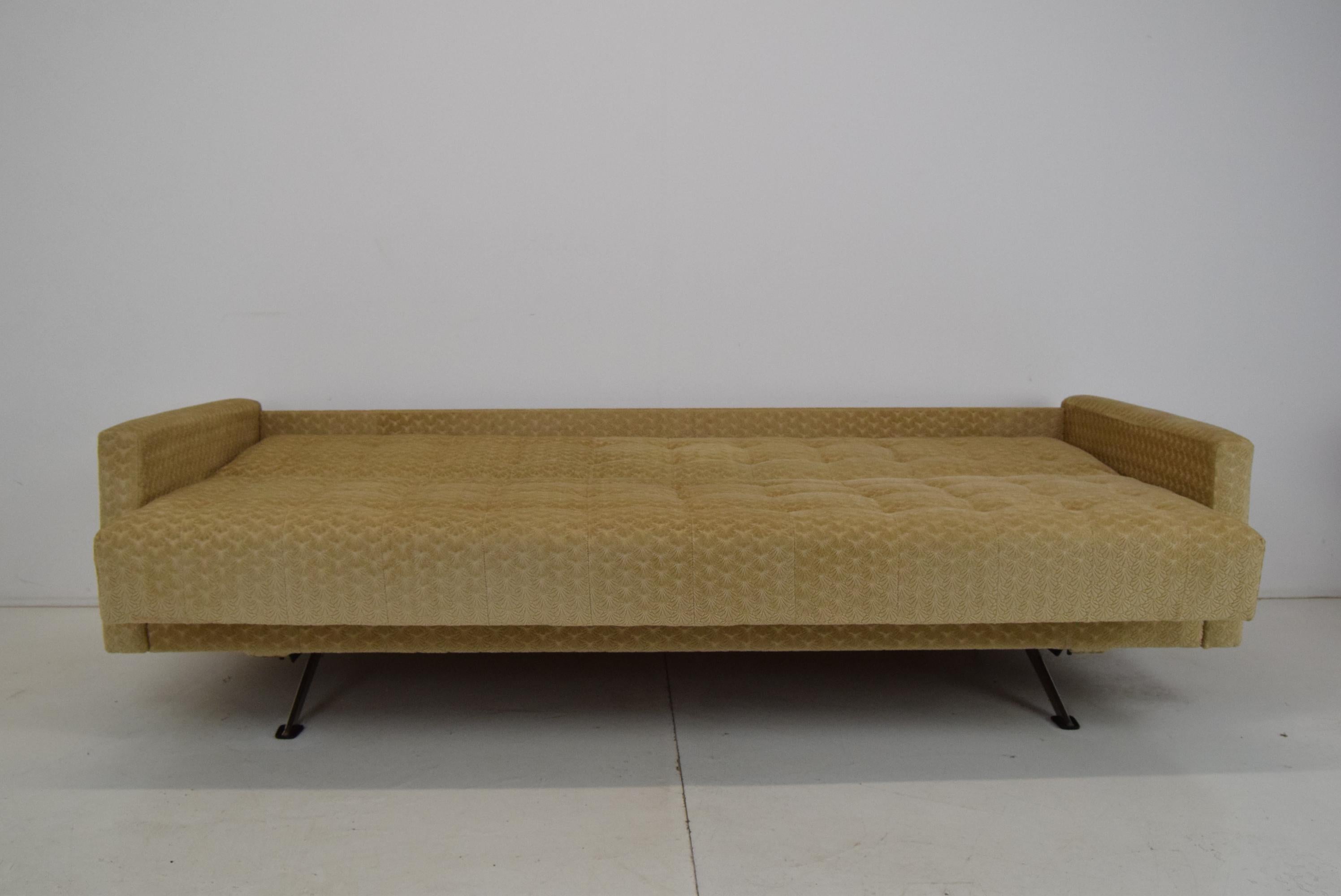 Mid-Century Three Seat Sofa or Daybed, 1970s For Sale 10