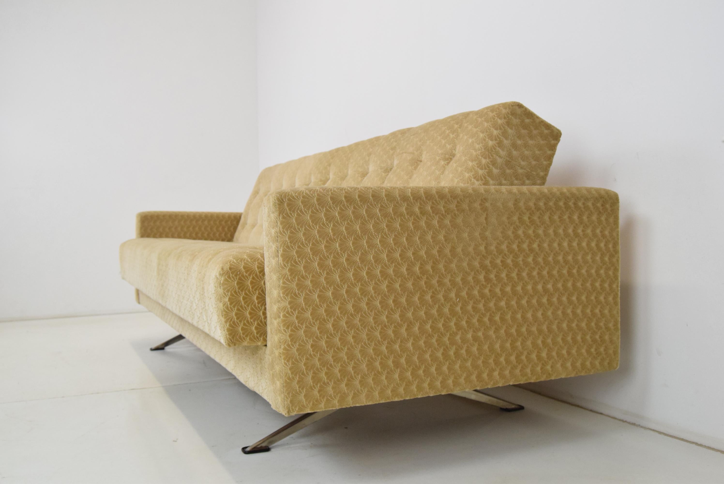 Mid-century Drei-Sitz-Sofa oder Daybed, 1970''s.  (Metall) im Angebot