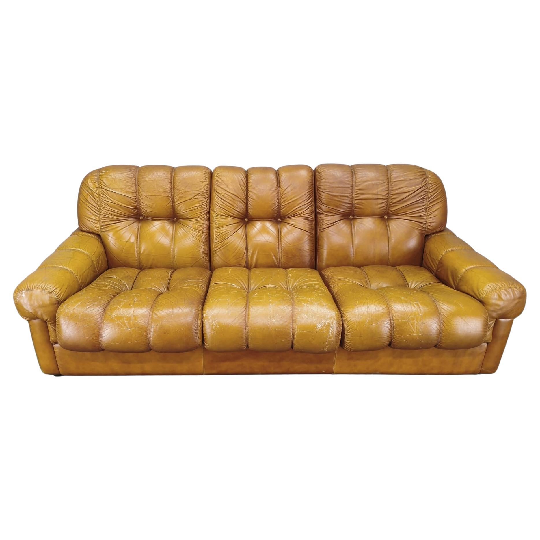 Dreisitziges Sofa aus der Mitte des Jahrhunderts, hergestellt in Italien in den 1970er Jahren.