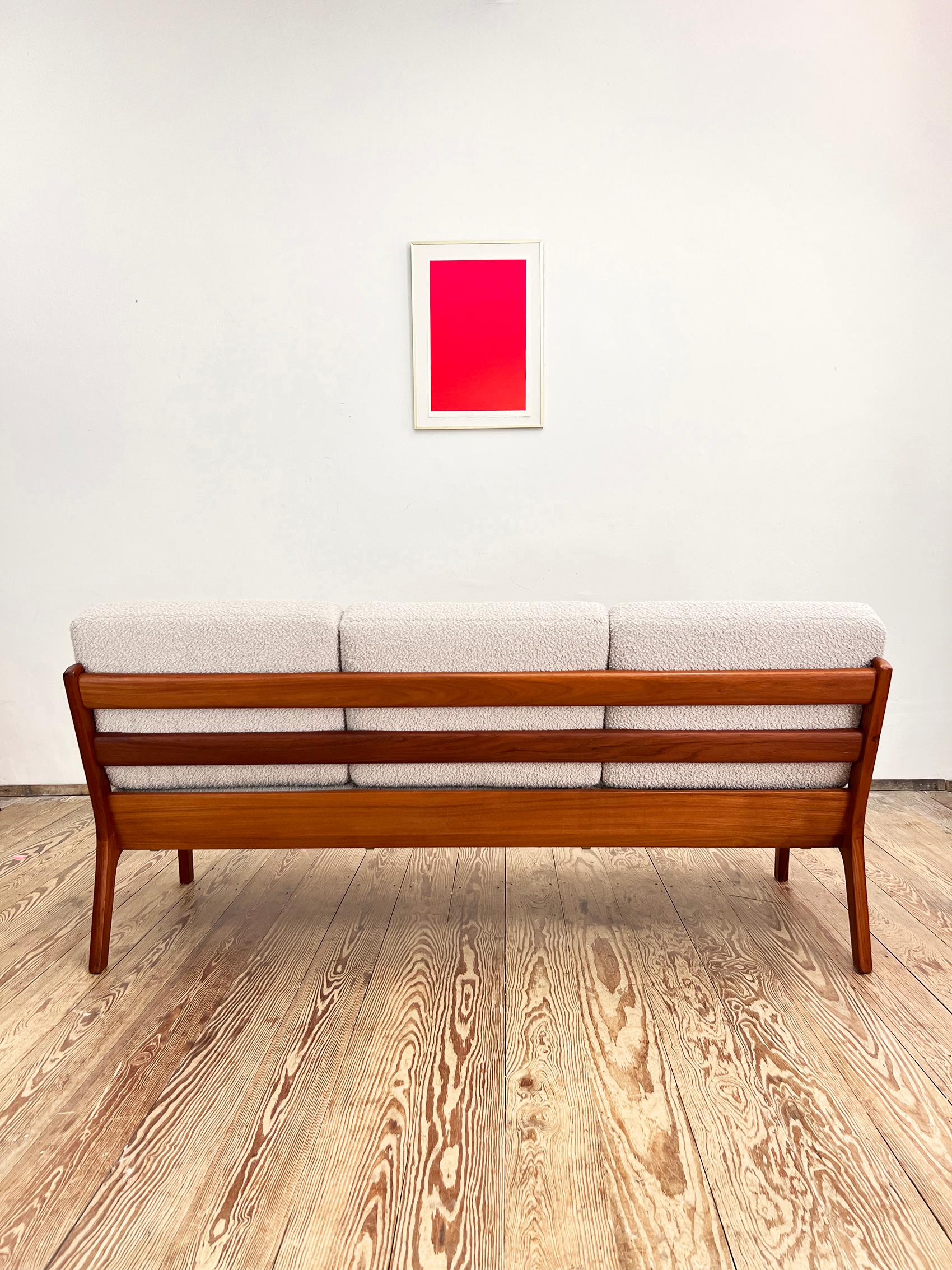 Dreisitzer-Sofa Senator aus der Mitte des Jahrhunderts, dänische Design-Teakholzkommode von Ole Wanscher (Stoff) im Angebot