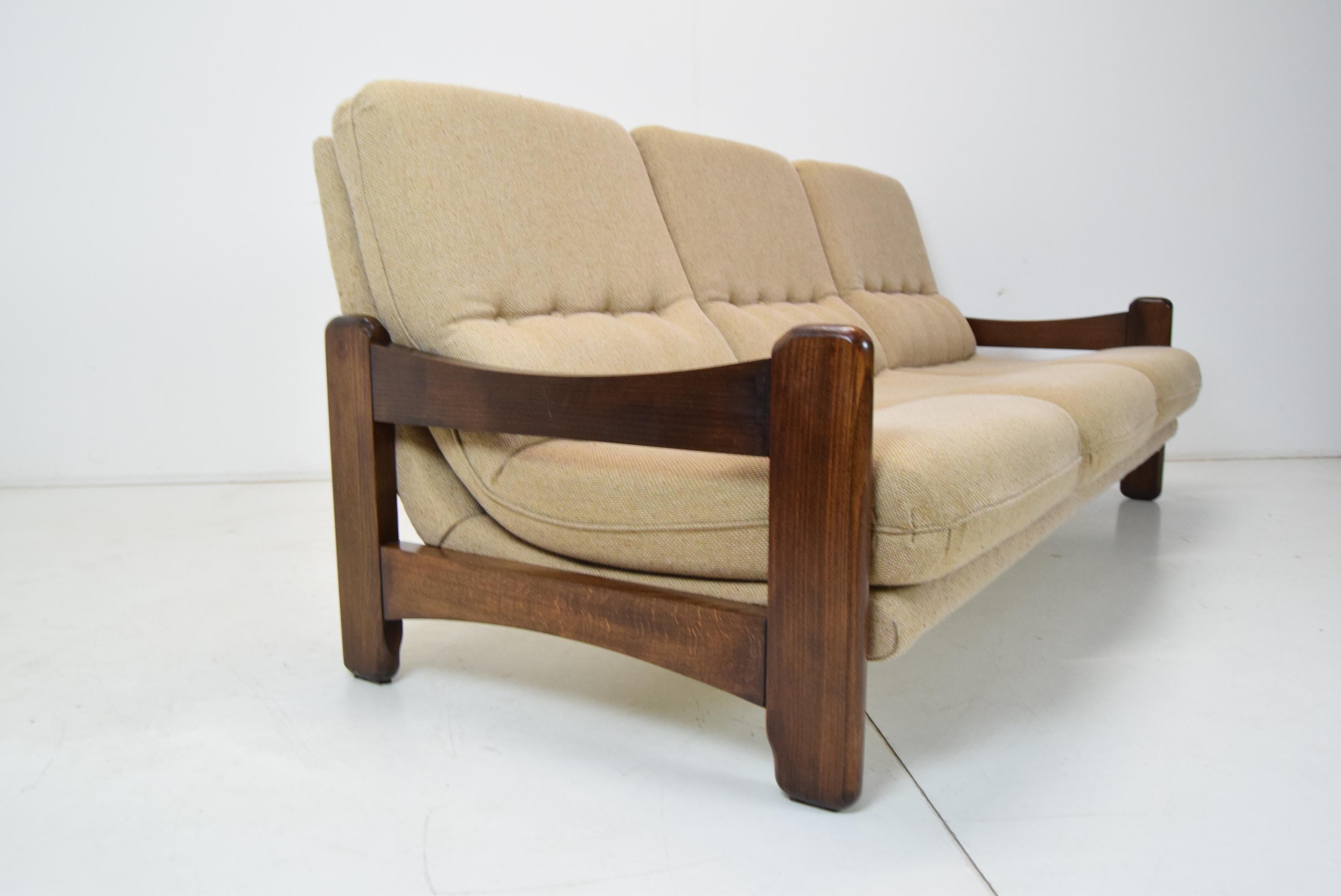 Drei-Sitz-Sofa aus der Mitte des Jahrhunderts, 1970''s.  im Angebot 8