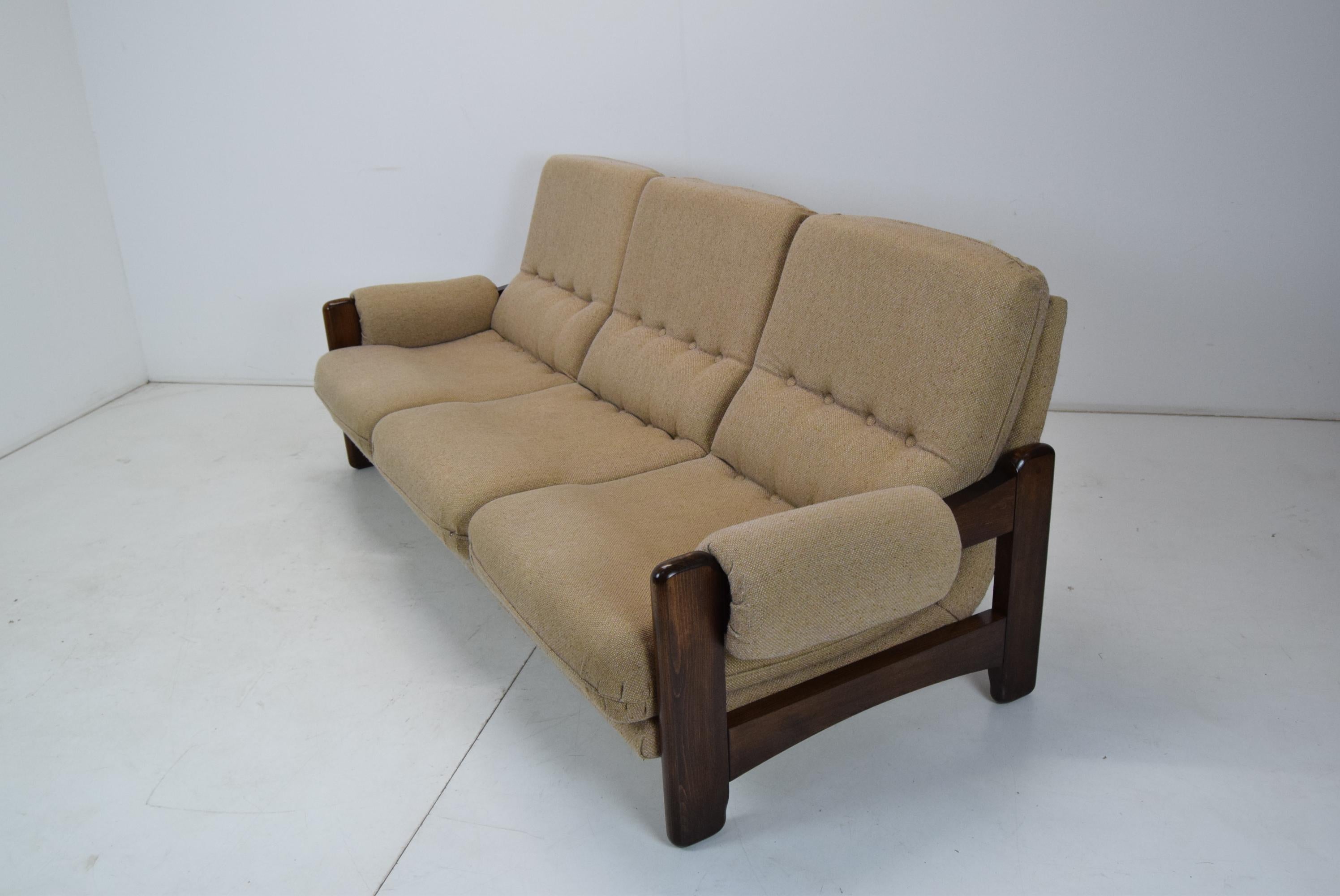 Drei-Sitz-Sofa aus der Mitte des Jahrhunderts, 1970''s.  (Stoff) im Angebot