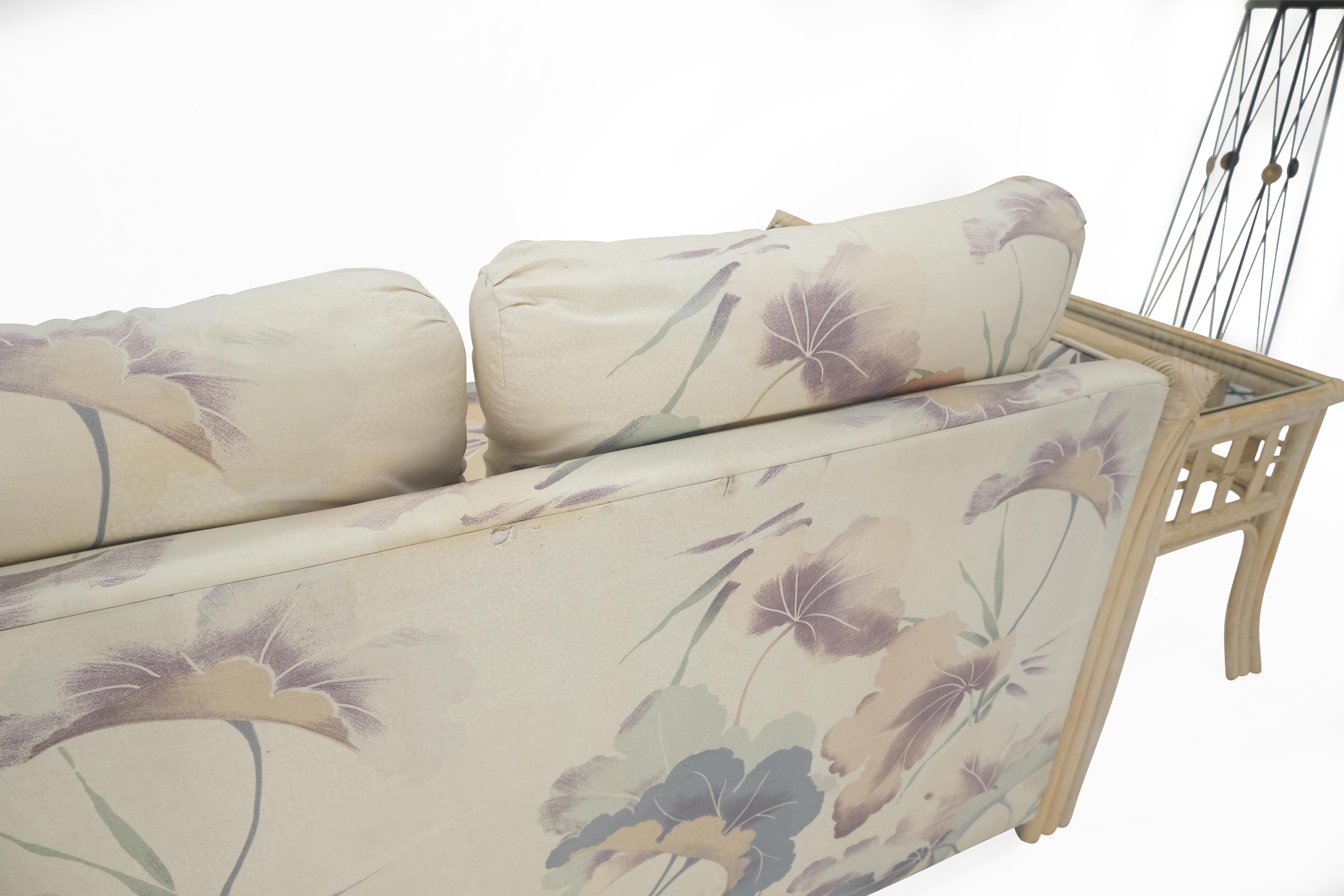 Mid Century Dreisitzer Bamboo Frame geblümt Polsterung Sofa Couch  im Angebot 3