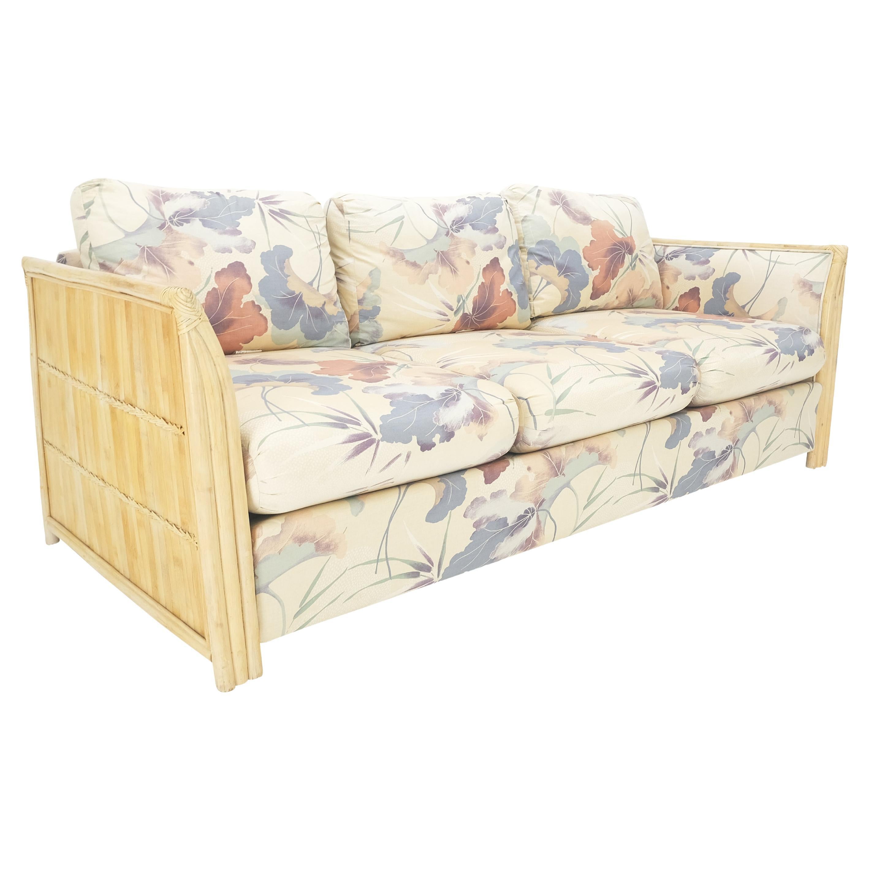 Mid-Century Modern Canapé trois places en bambou à armature fleurie Canapé mid century en vente