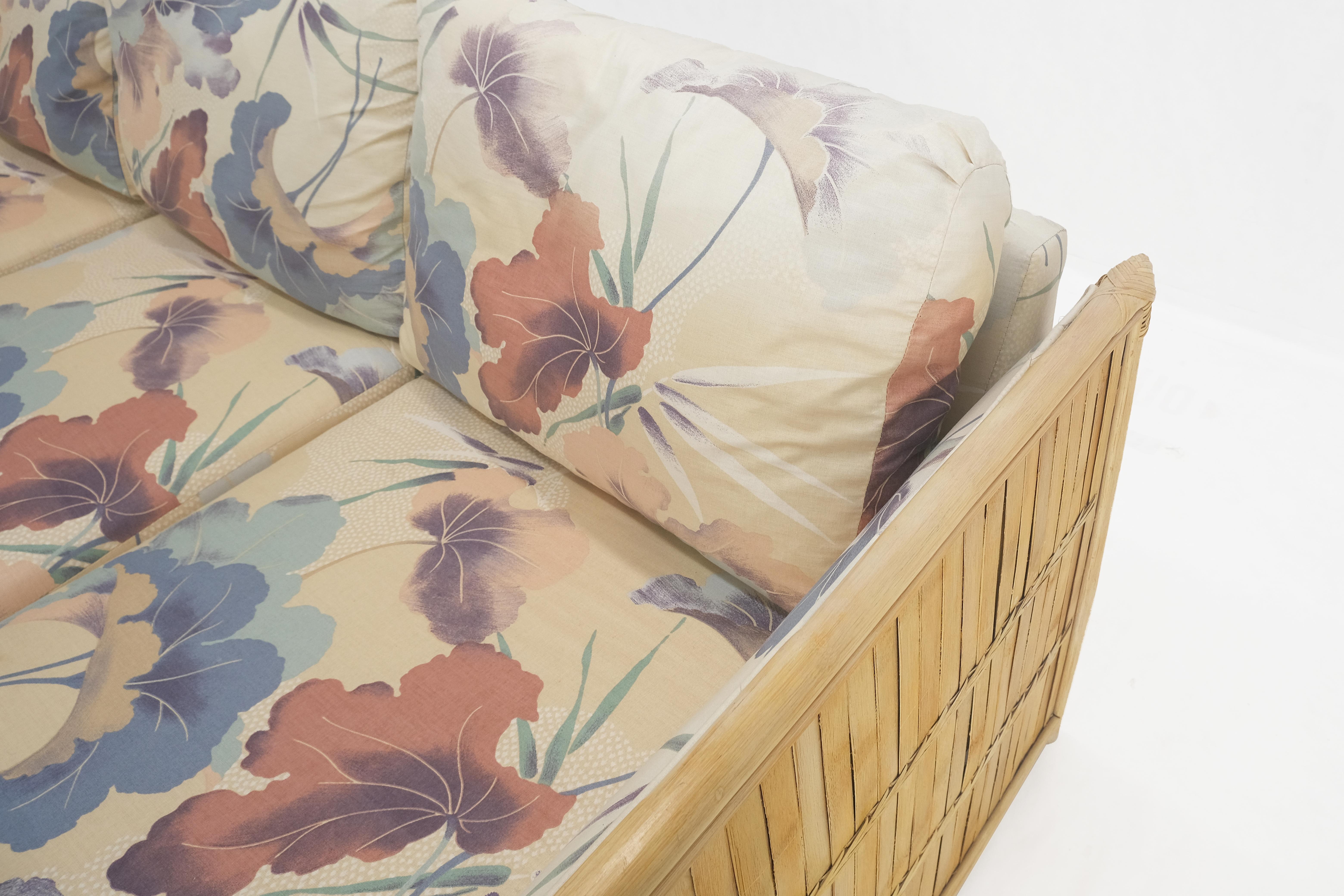 Mid Century Dreisitzer Bamboo Frame geblümt Polsterung Sofa Couch  (Moderne der Mitte des Jahrhunderts) im Angebot