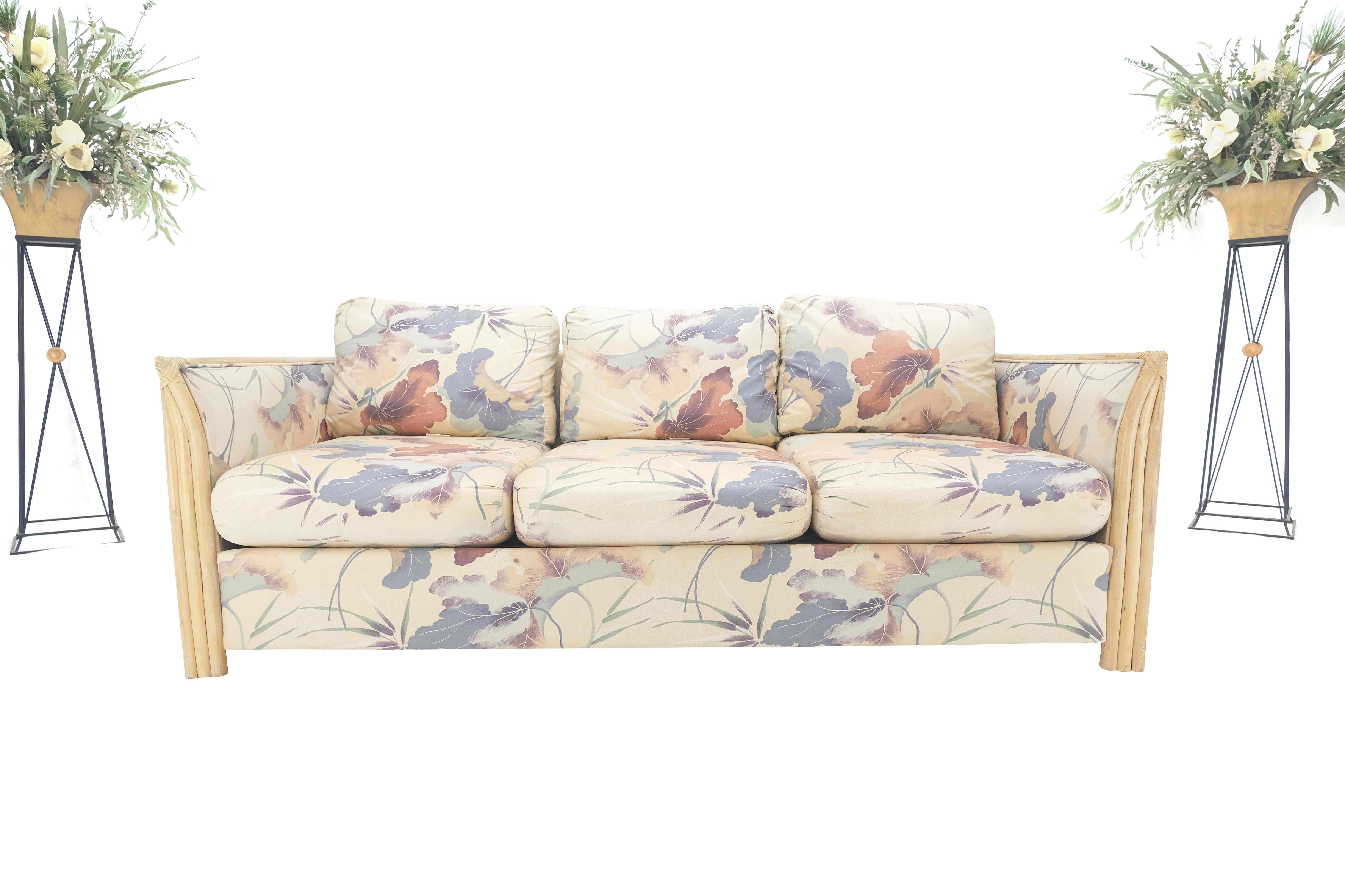 Mid Century Dreisitzer Bamboo Frame geblümt Polsterung Sofa Couch  (Rattan) im Angebot