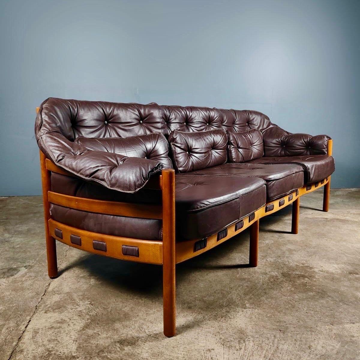 New Stock ✅

Mid Century Three Seater Sofa By Arne Norell & Sven Ellekaer For Coja In Brown Buttoned Leather Vintage Retro MCM

Created in the 60s by the Danish designer Sven Ellekaer and Swedish designer, Arne Norell produced by the Coja label in