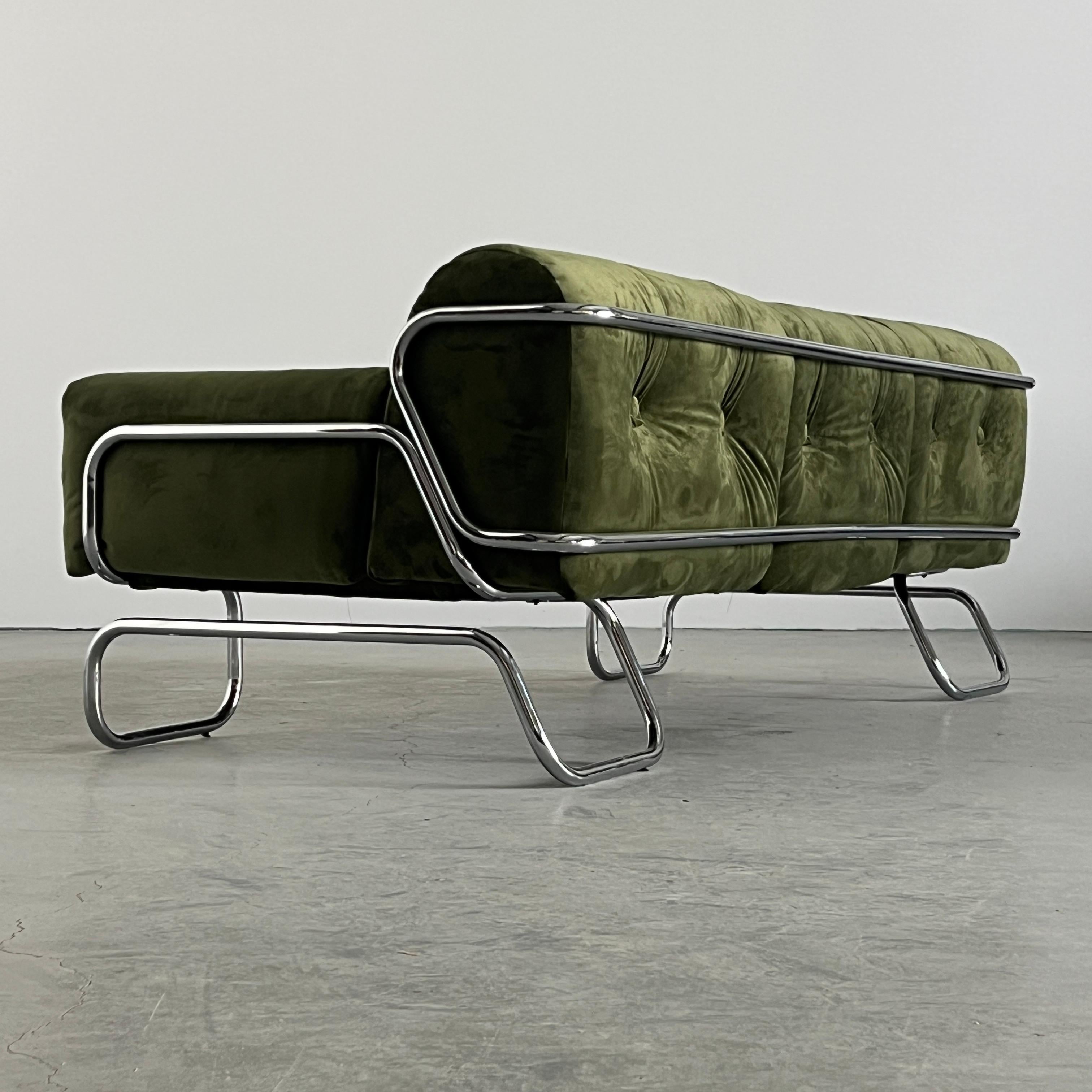 Sofá de tres plazas de mediados de siglo en terciopelo verde y acero tubular cromado, años 70 Moderno de mediados de siglo