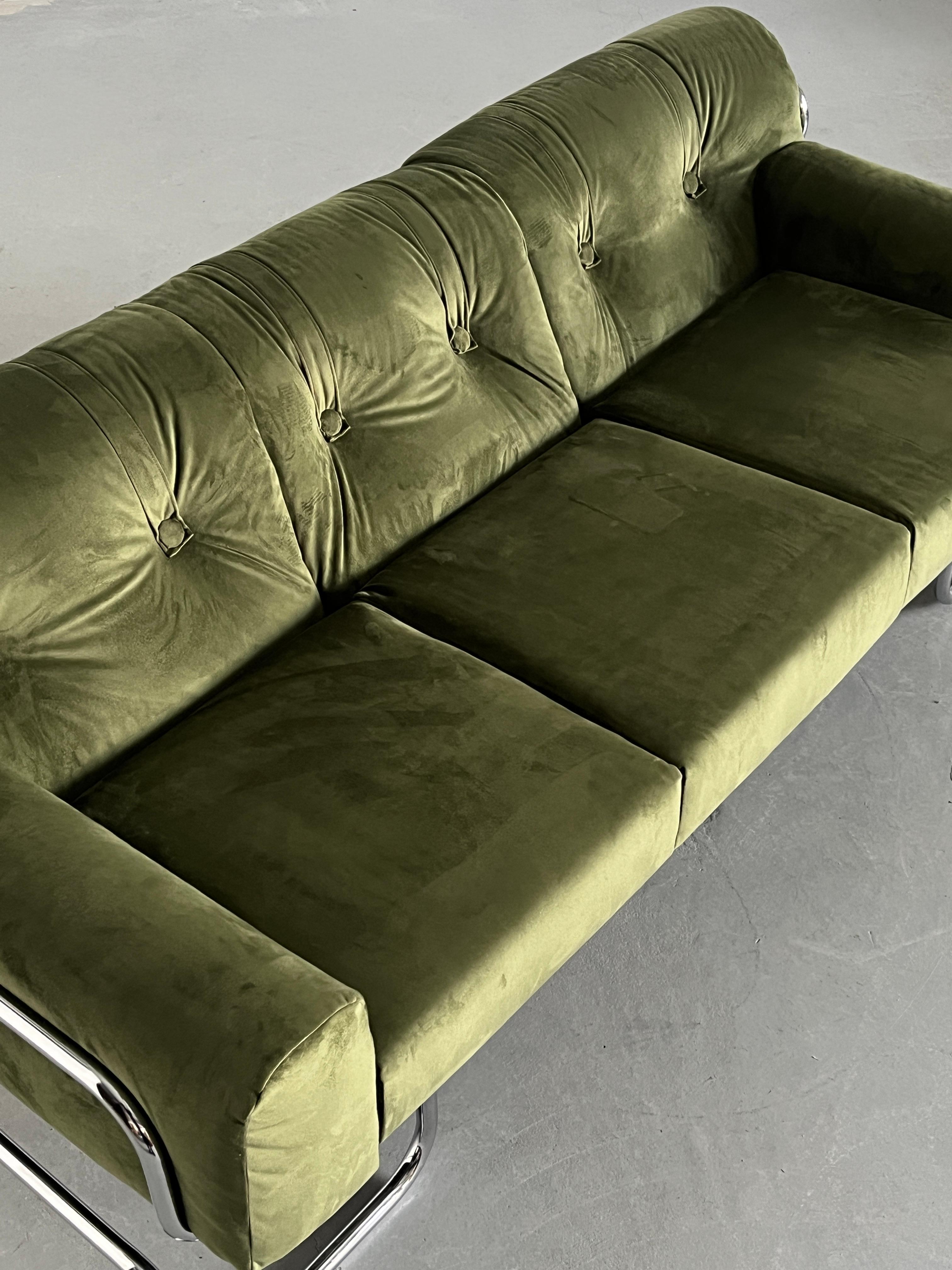 Sofá de tres plazas de mediados de siglo en terciopelo verde y acero tubular cromado, años 70 en Bueno Estado en Zagreb, HR