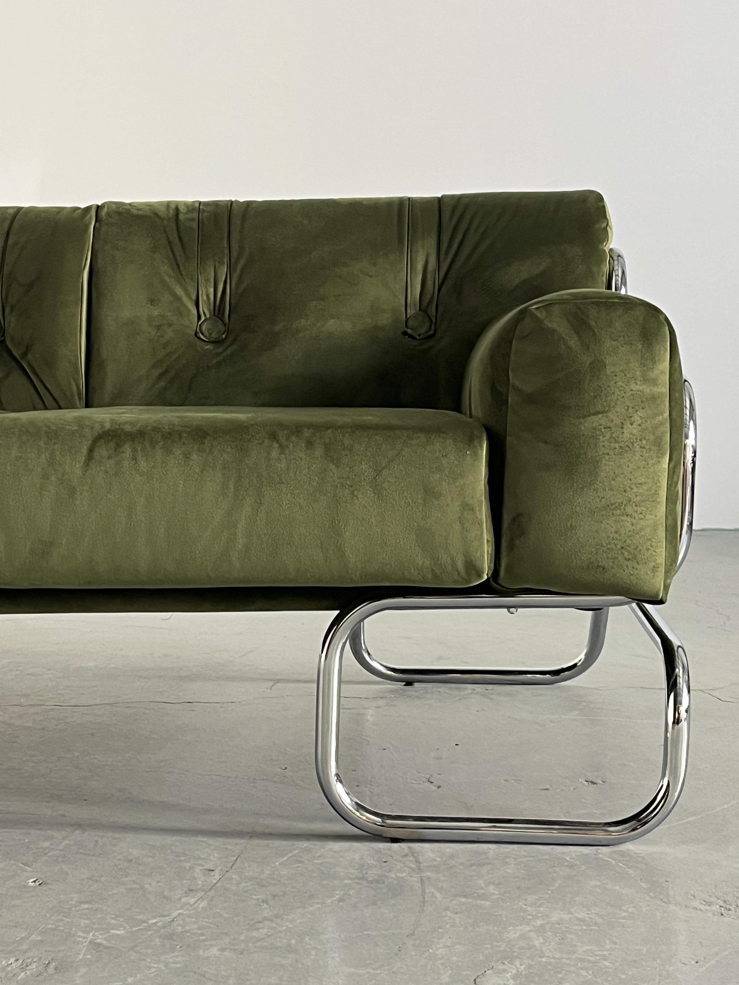 Sofá de tres plazas de mediados de siglo en terciopelo verde y acero tubular cromado, años 70 finales del siglo XX