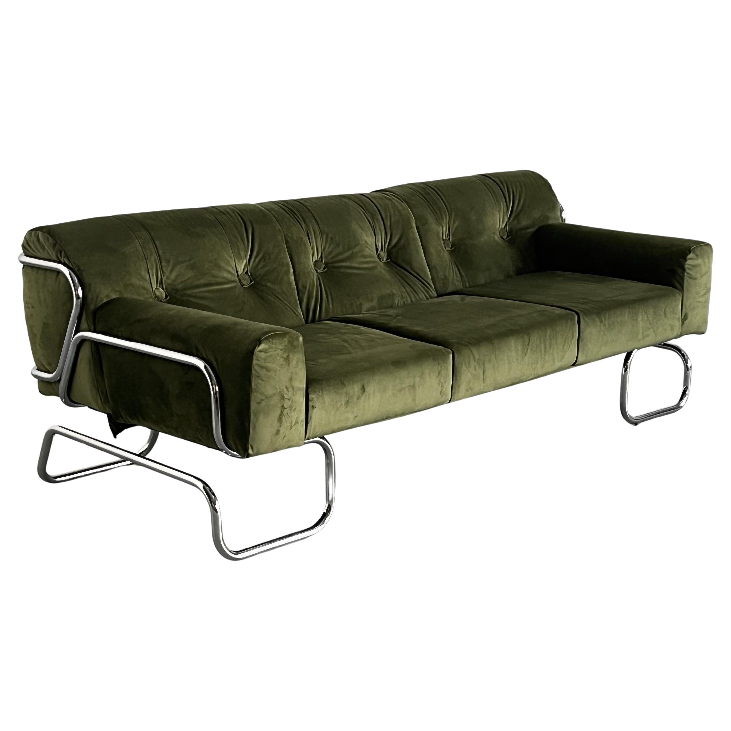 Sofá de tres plazas de mediados de siglo en terciopelo verde y acero tubular cromado, años 70
