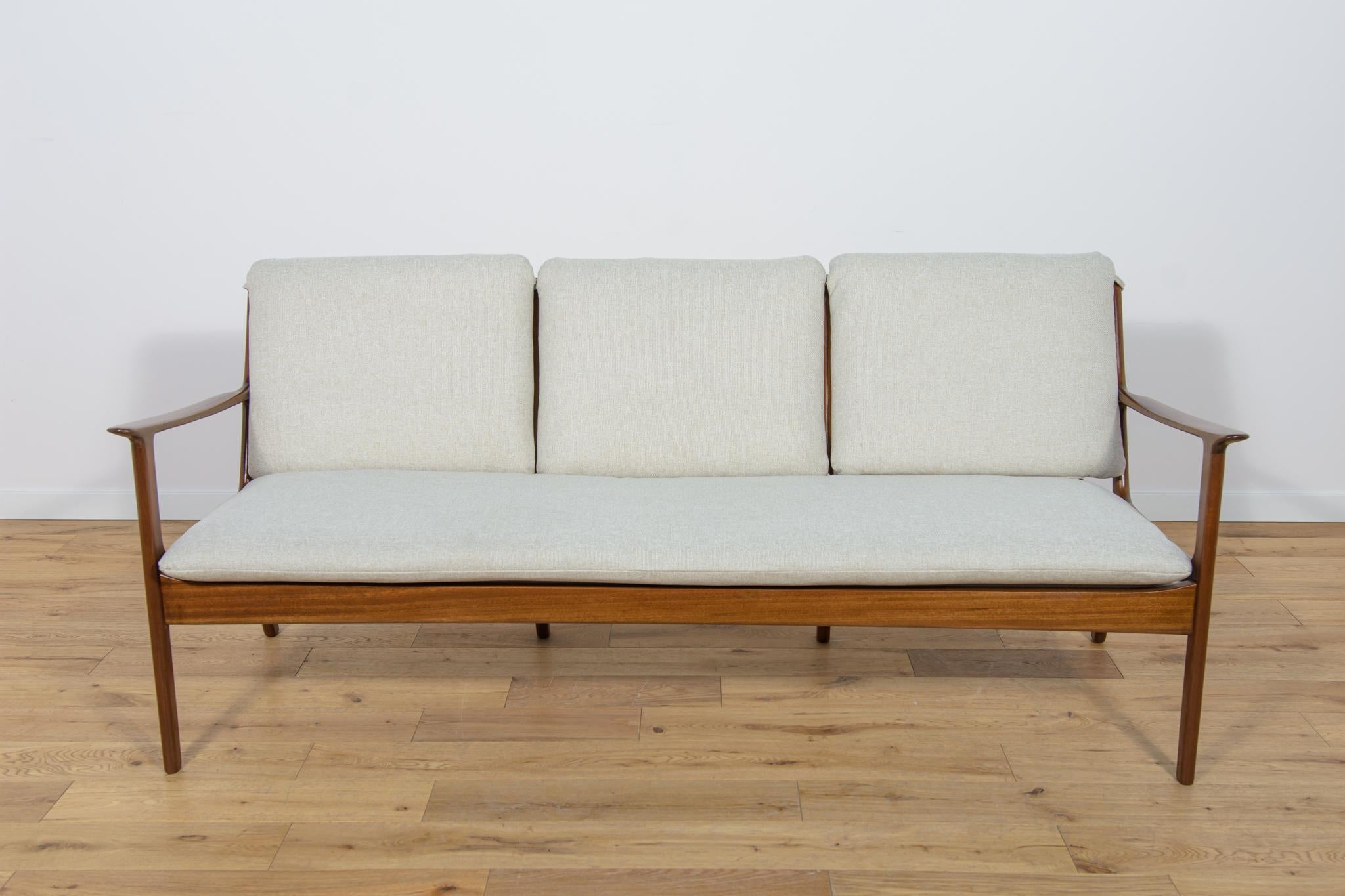 Le modèle de canapé trois places PJ112 a été conçu par Ole Wanscher et produit dans les années 1960 par la manufacture de Poul Jeppesen à St. Heddinge au Danemark.
Les canapés ont fait l'objet d'une rénovation complète de la menuiserie et de la