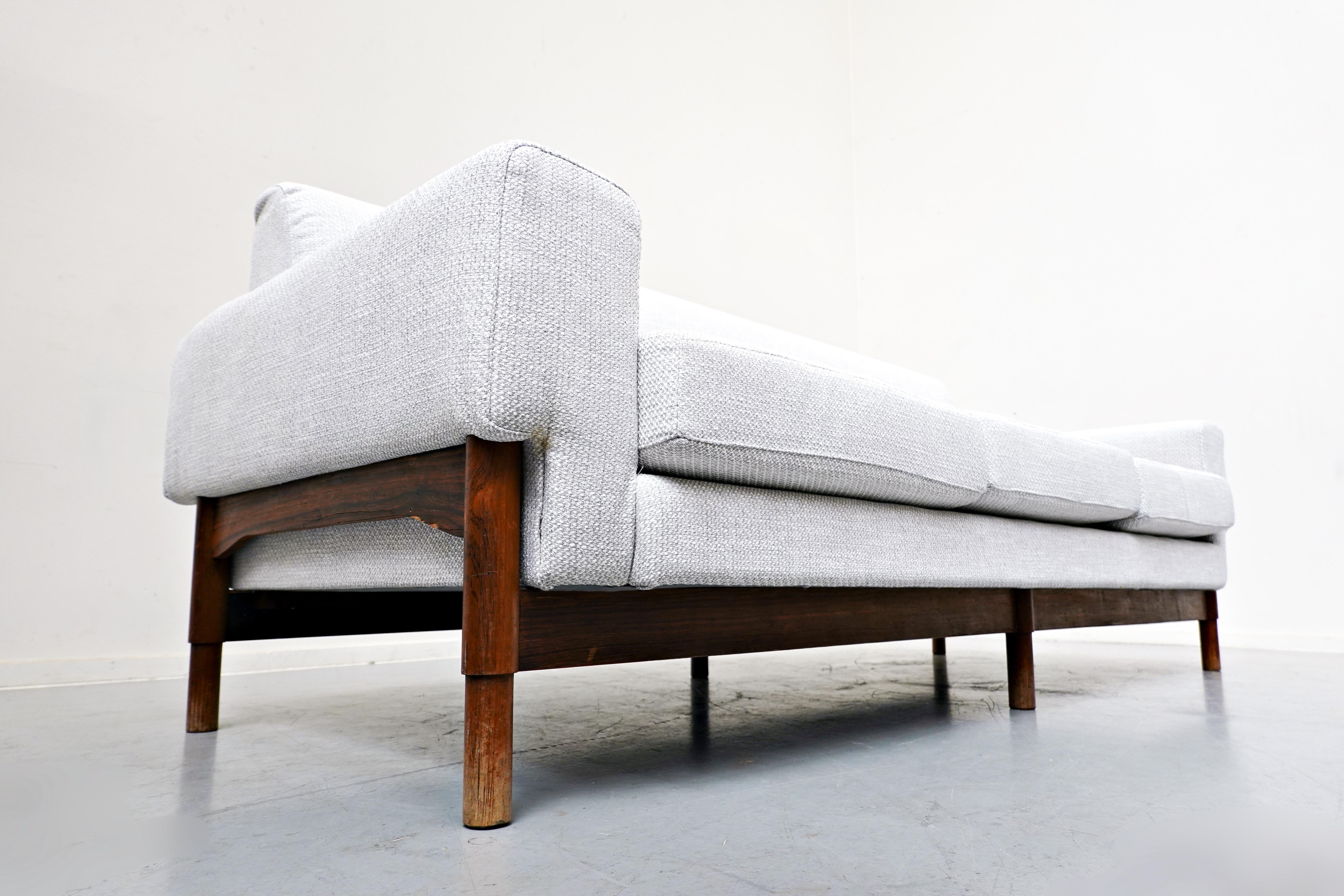Mid-Century Modern White Three Seater Walnut Sofa by Sapiroti, Italy, 1960s 5