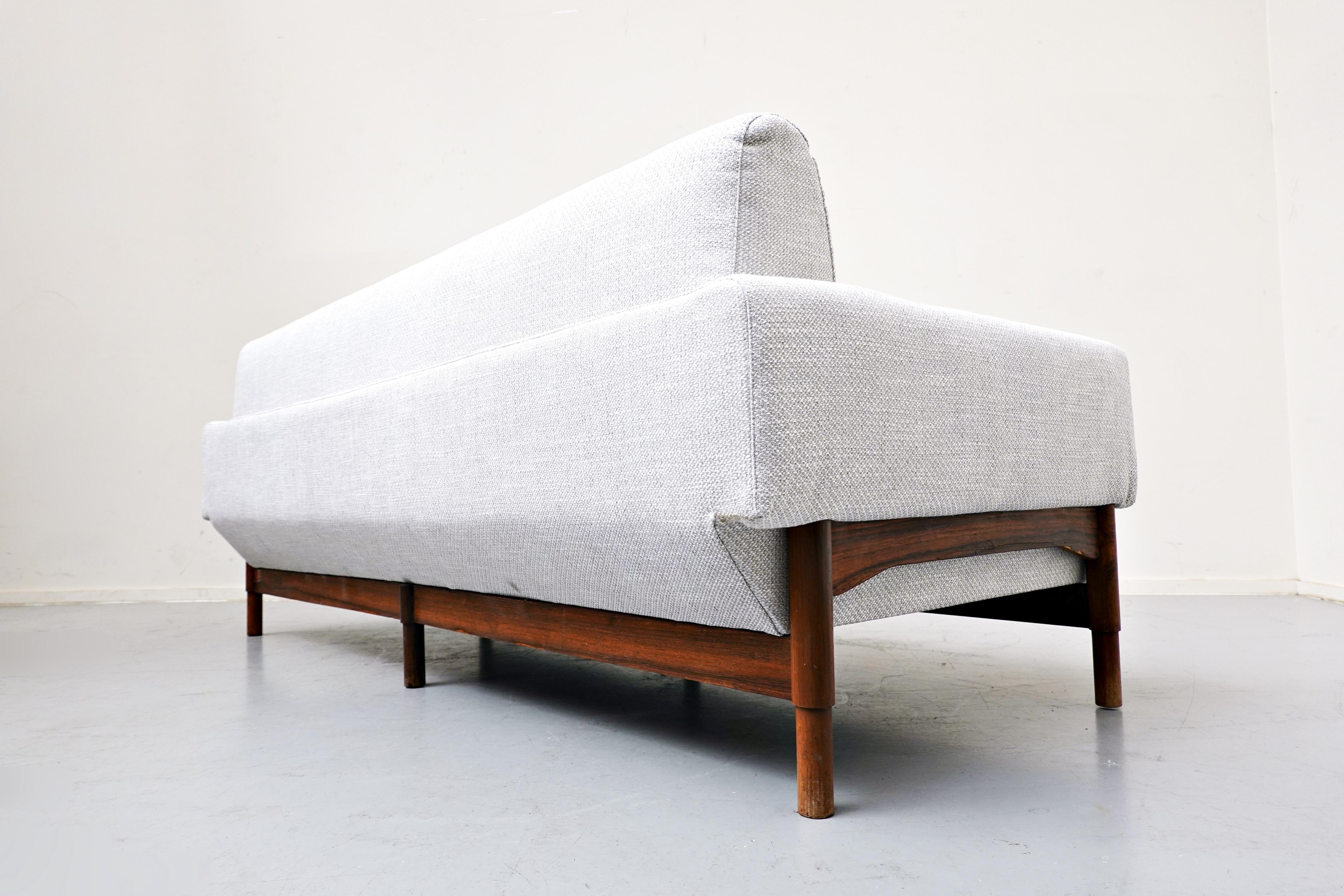 Mid-Century Modern White Three Seater Walnut Sofa by Sapiroti, Italy, 1960s 7
