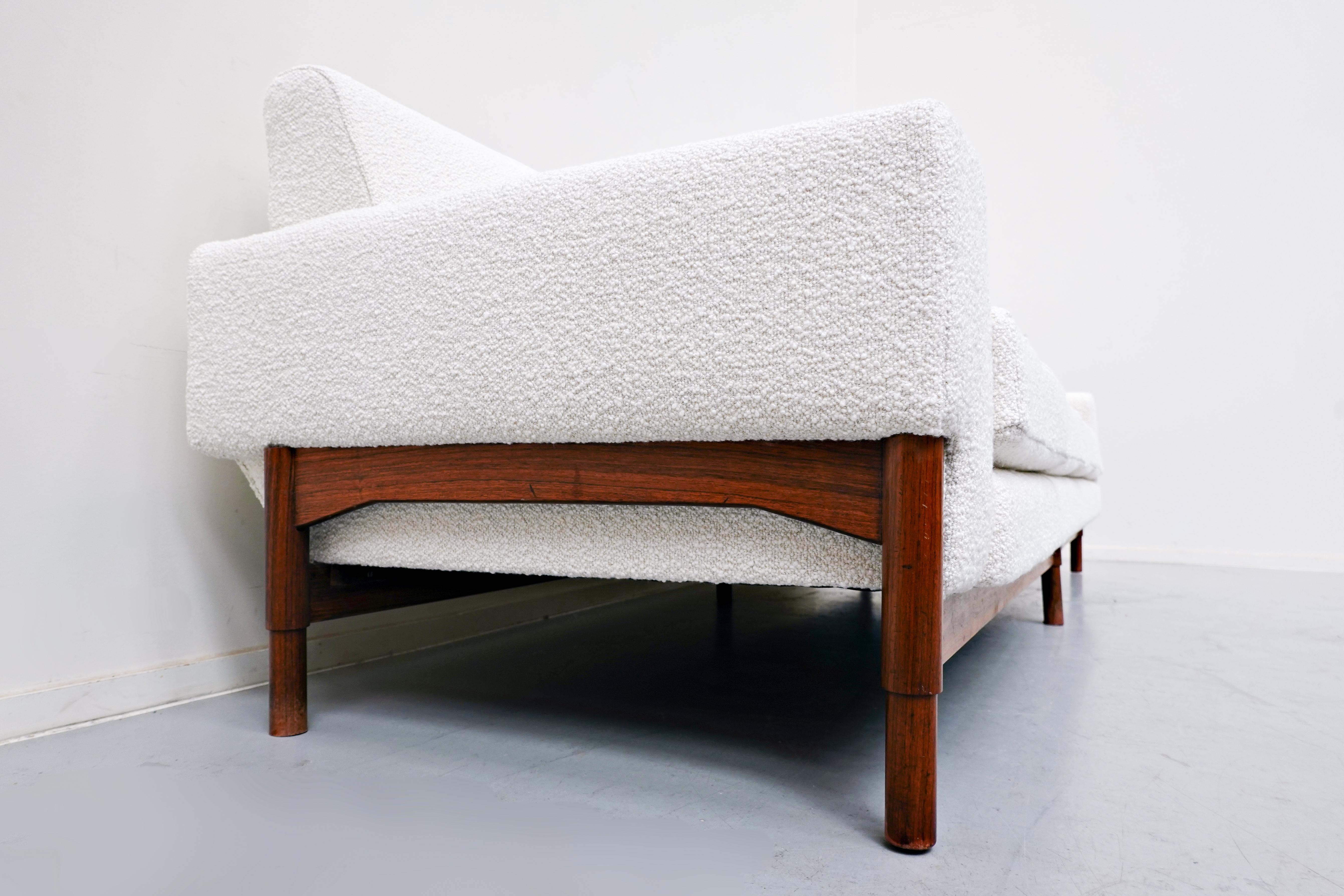 Italian Mid-Century Modern White Three Seater Walnut Sofa by Sapiroti, Italy, 1960s