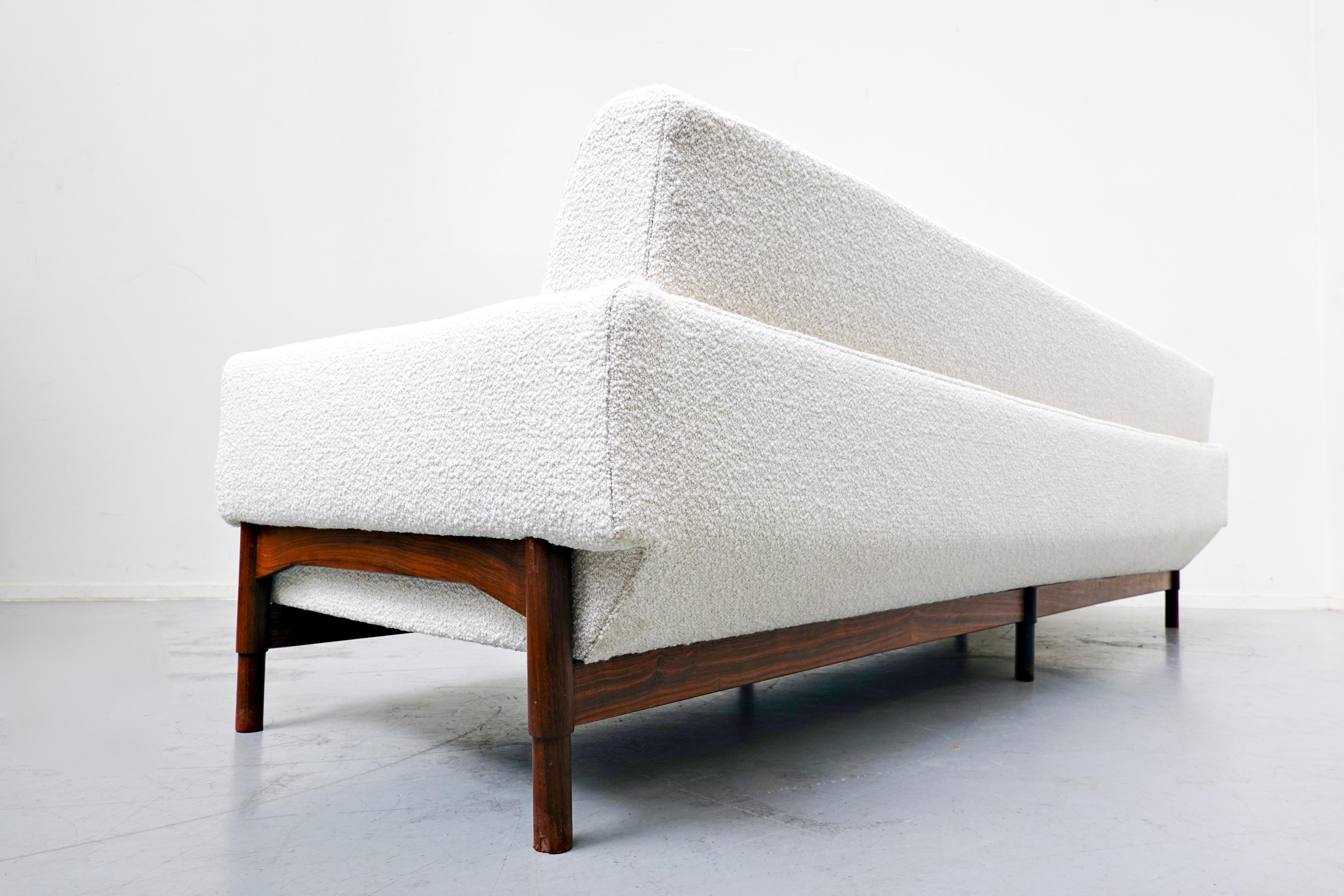 Mid-Century Modern White Three Seater Walnut Sofa by Sapiroti, Italy, 1960s In Good Condition In Brussels, BE