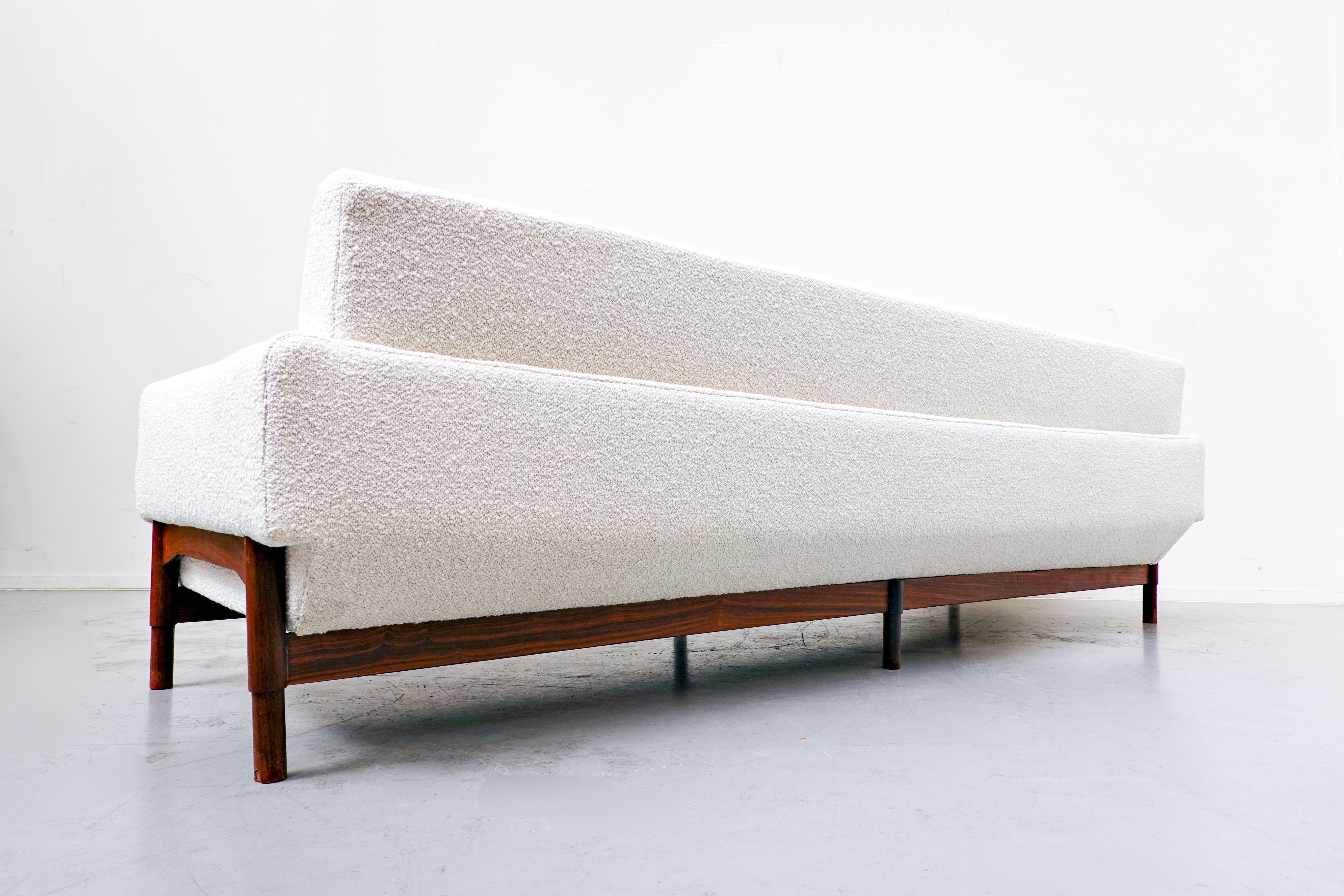 Mid-Century Modern White Three Seater Walnut Sofa by Sapiroti, Italy, 1960s 1