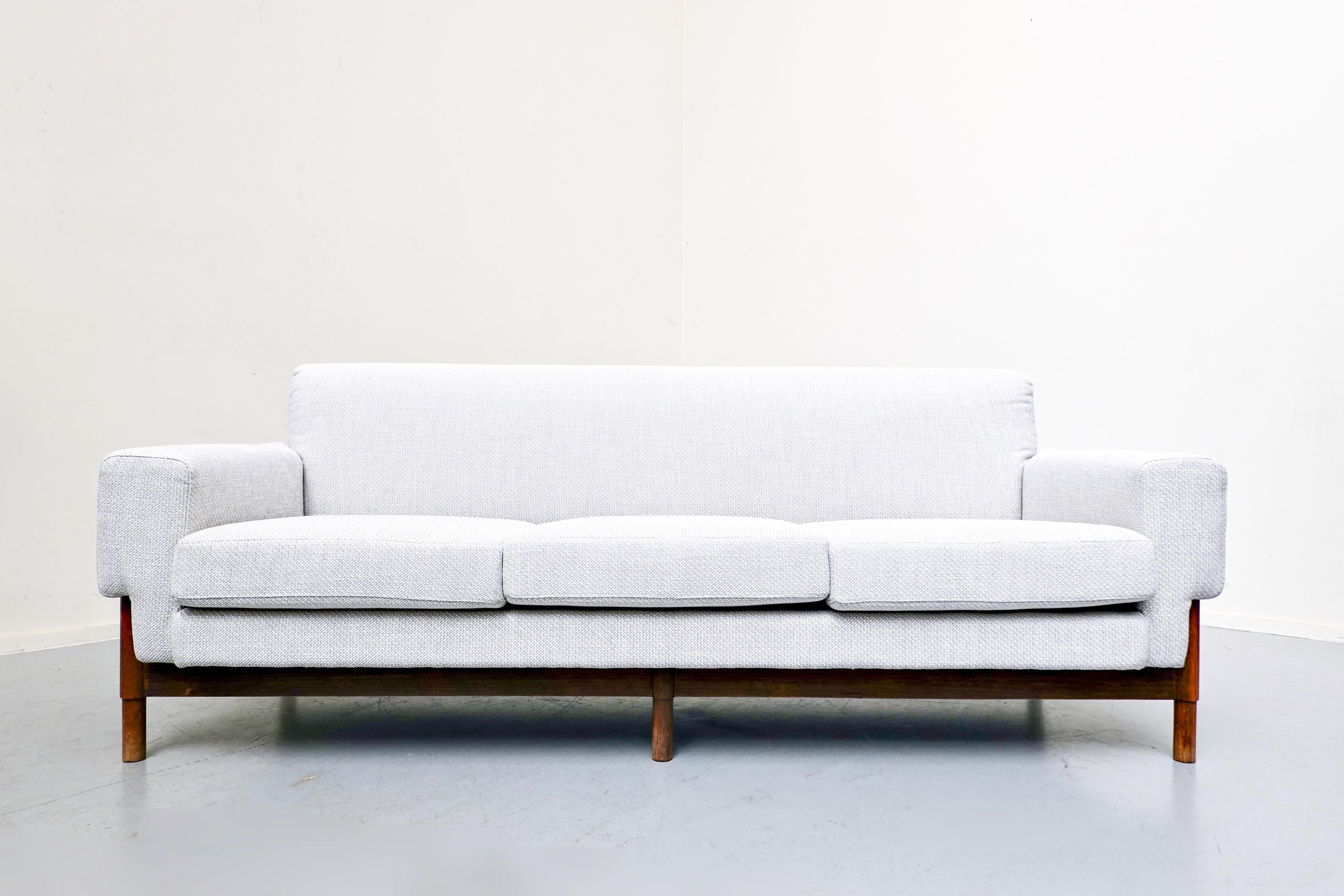 Mid-Century Modern White Three Seater Walnut Sofa by Sapiroti, Italy, 1960s 3