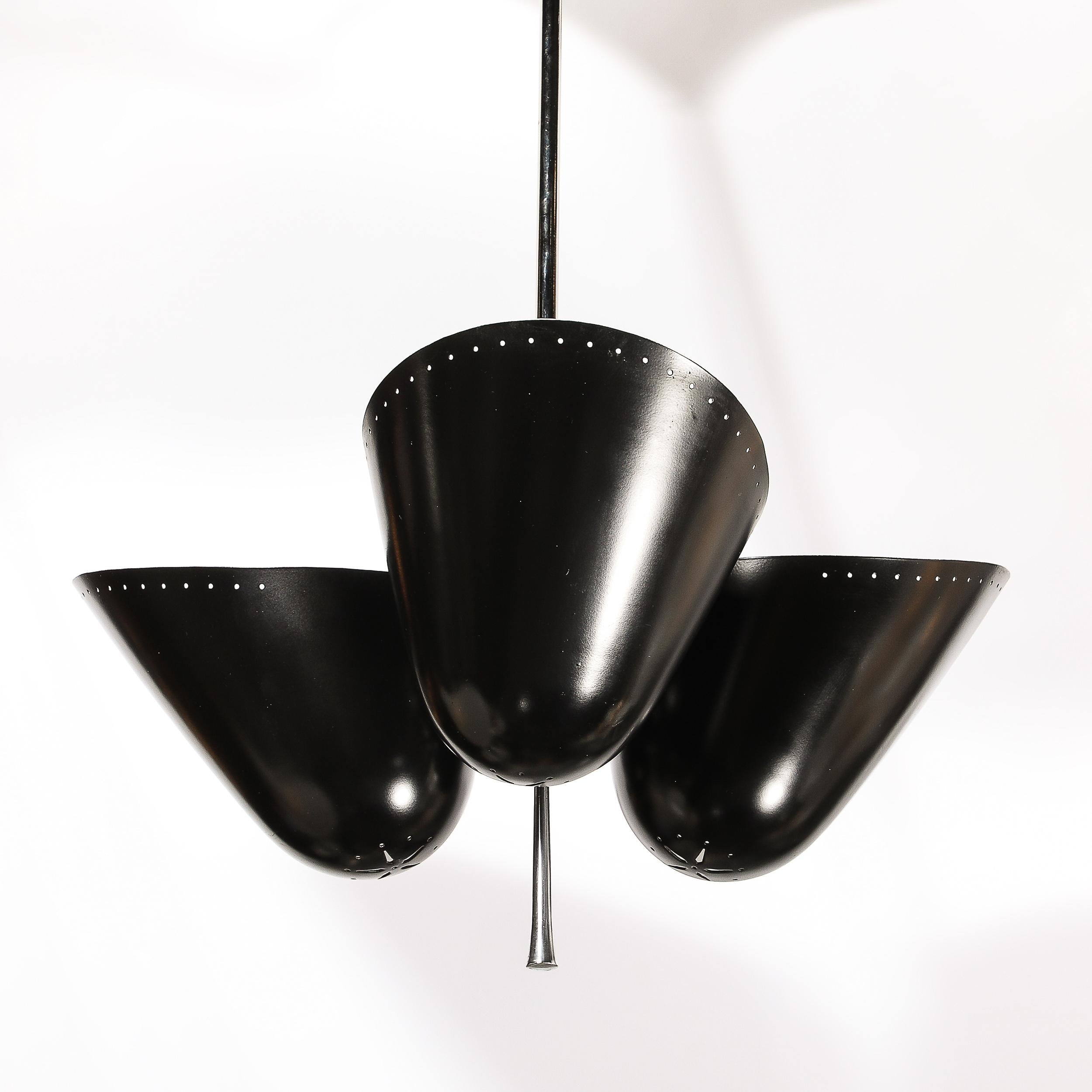 Questo lampadario minimalista e ben proporzionato del Mid-Century Modernist a tre paralumi in smalto nero e cromo Versalite di Troughton and Young proviene dall'Inghilterra, CIRCA 1950. Presenta tre paralumi rivolti verso l'alto e rifiniti in smalto