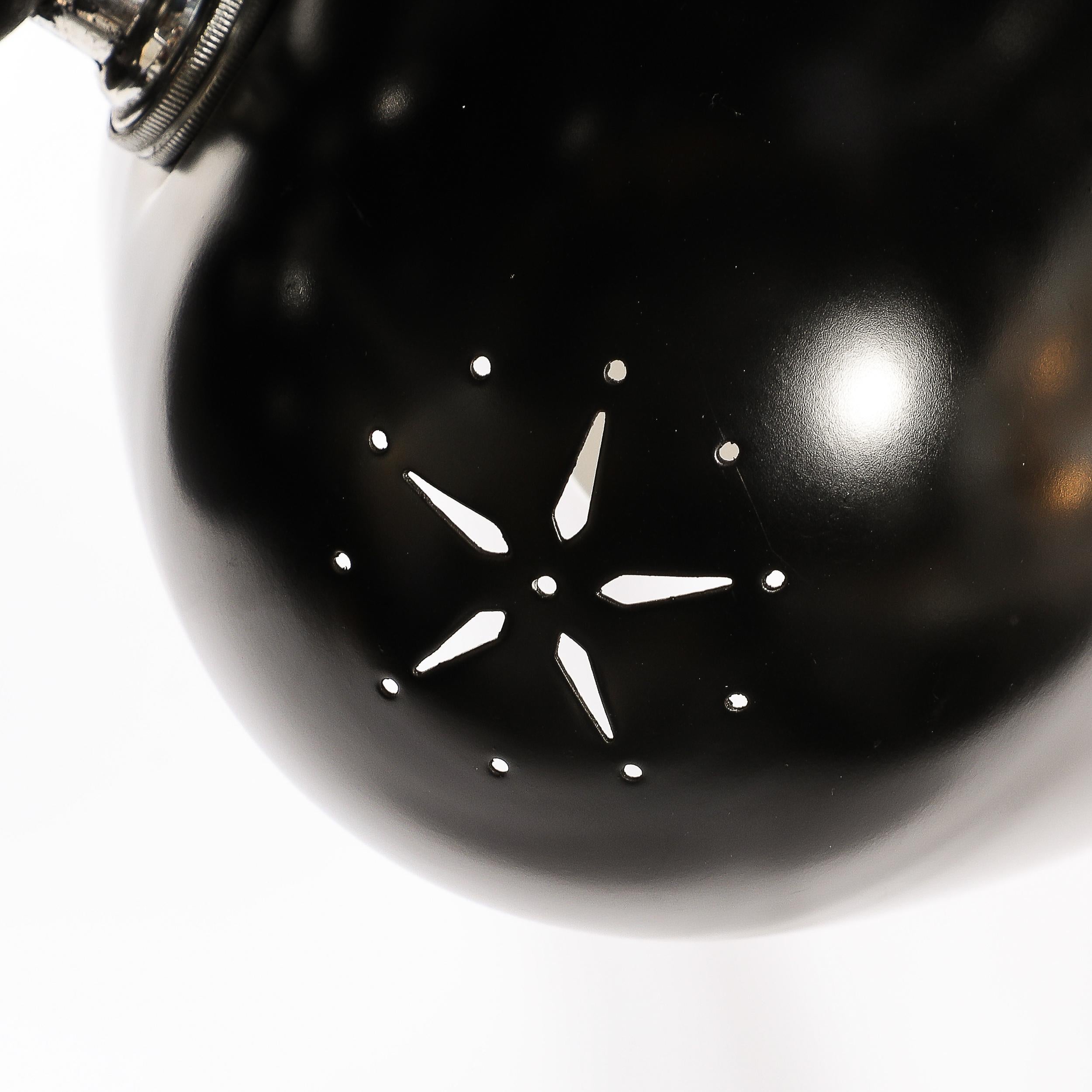 Mid-Century moderno Lampadario di metà secolo a tre paralumi in smalto nero e cromo di Troughton & Young in vendita