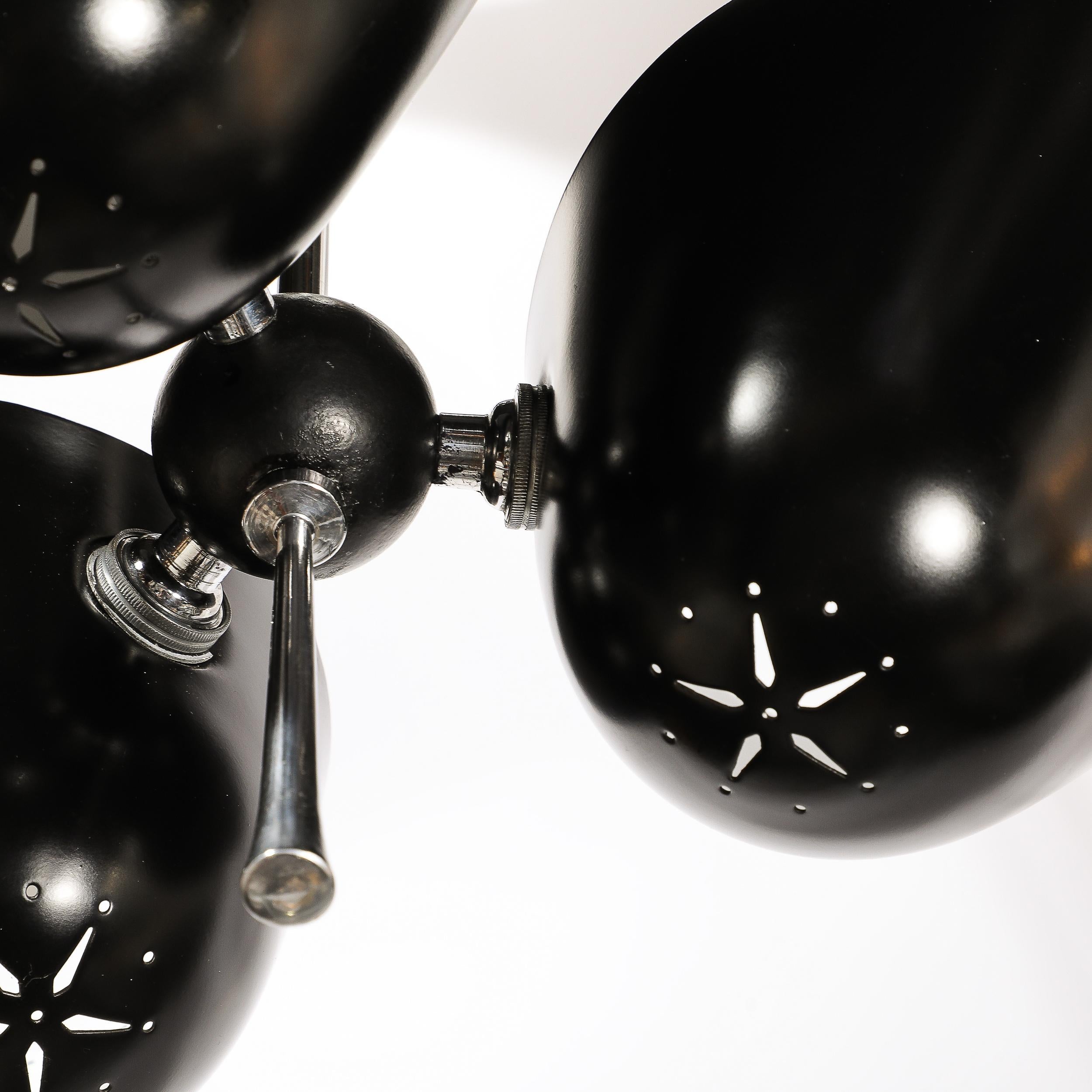 Inglese Lampadario di metà secolo a tre paralumi in smalto nero e cromo di Troughton & Young in vendita