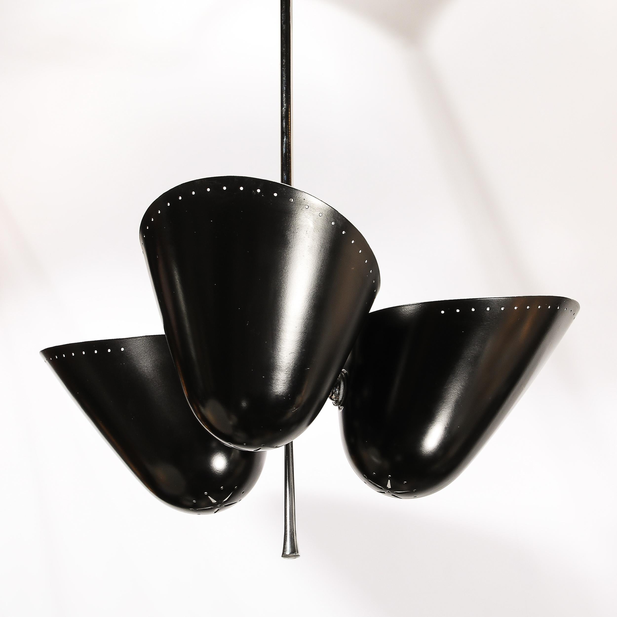 Lampadario di metà secolo a tre paralumi in smalto nero e cromo di Troughton & Young In condizioni ottime in vendita a New York, NY