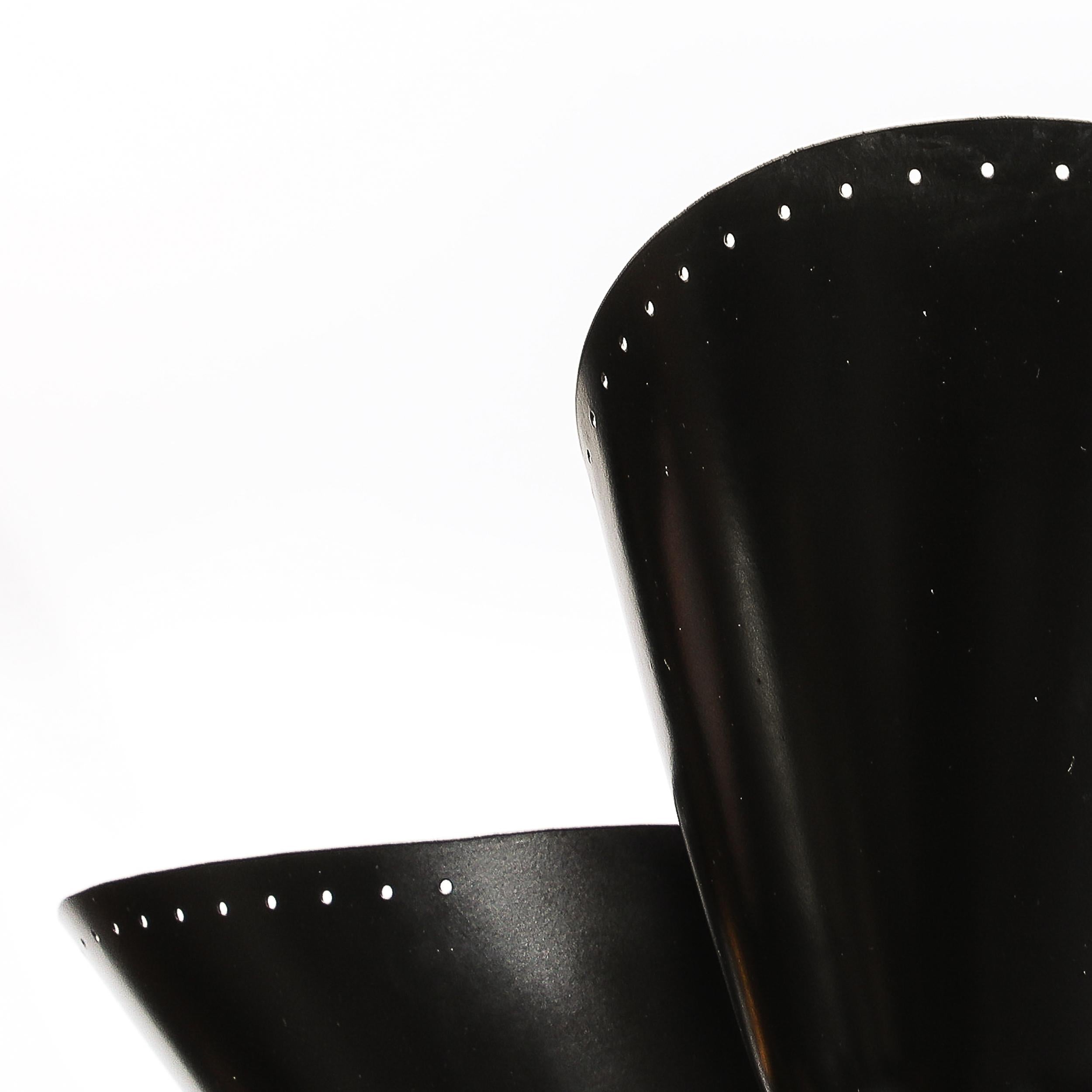 Lampadario di metà secolo a tre paralumi in smalto nero e cromo di Troughton & Young in vendita 1