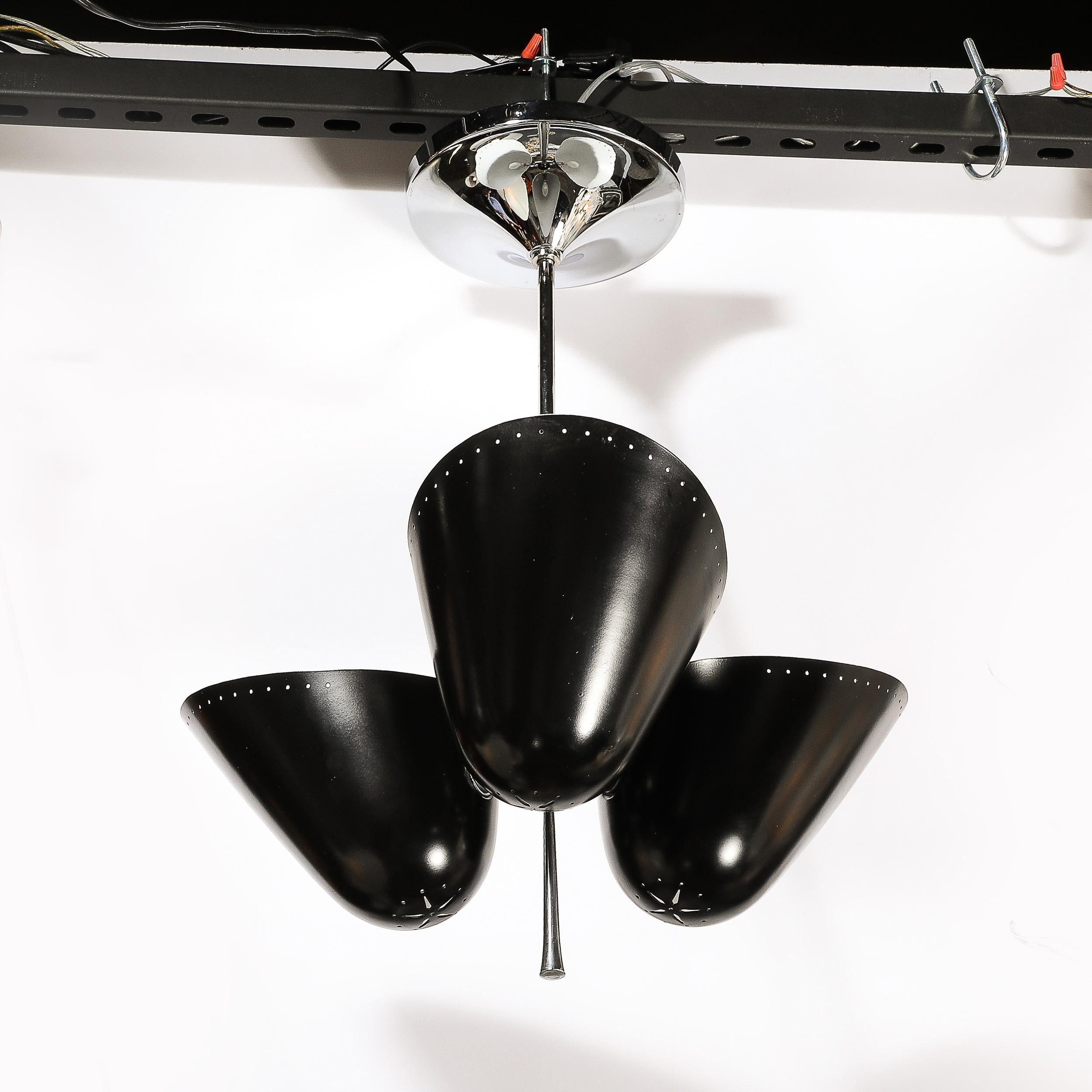 Lampadario di metà secolo a tre paralumi in smalto nero e cromo di Troughton & Young in vendita 2