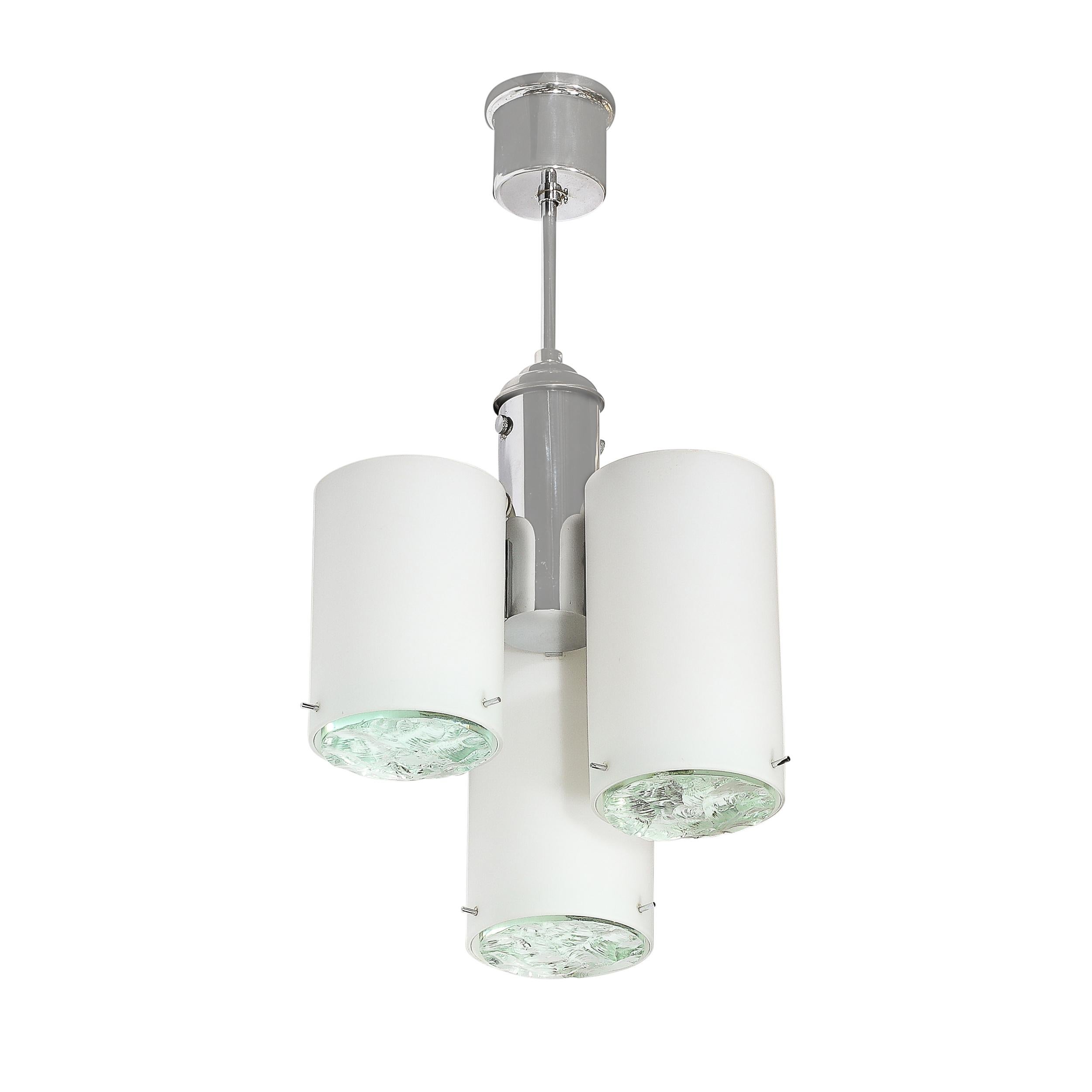 Questo elegante e dinamico lampadario a sospensione a tre paralumi in vetro smerigliato e blu pallido di Max Ingrand per Fontana Arte proviene dall'Italia, CIRCA 1970. Presenta tre bellissimi vetri cilindrici smerigliati  I paralumi sono sormontati