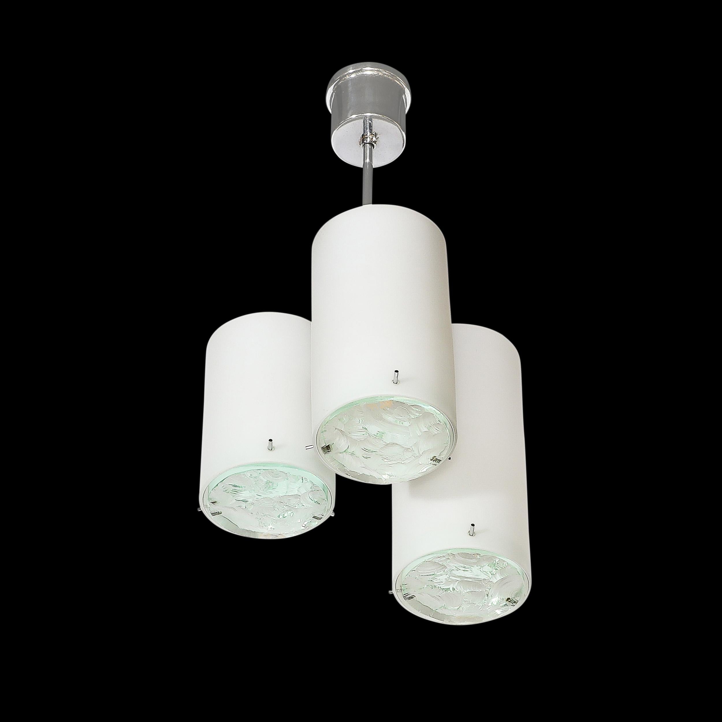 Mid-Century moderno Ciondolo a tre paralumi in vetro blu smerigliato di Max Ingrand, Fontana Arte in vendita