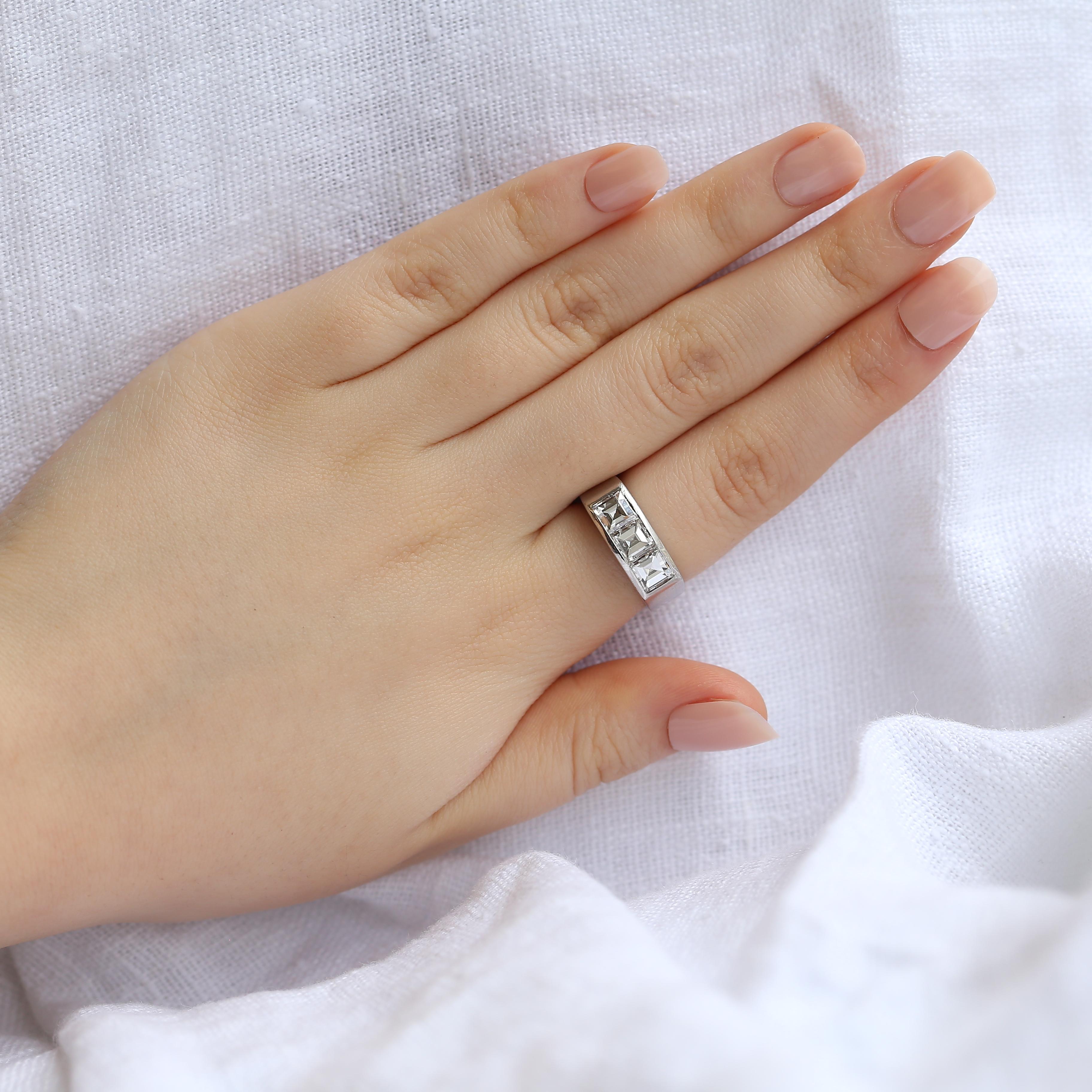 Women's or Men's Mid Century Three-Stone Carré Cut Diamond Ring For Sale