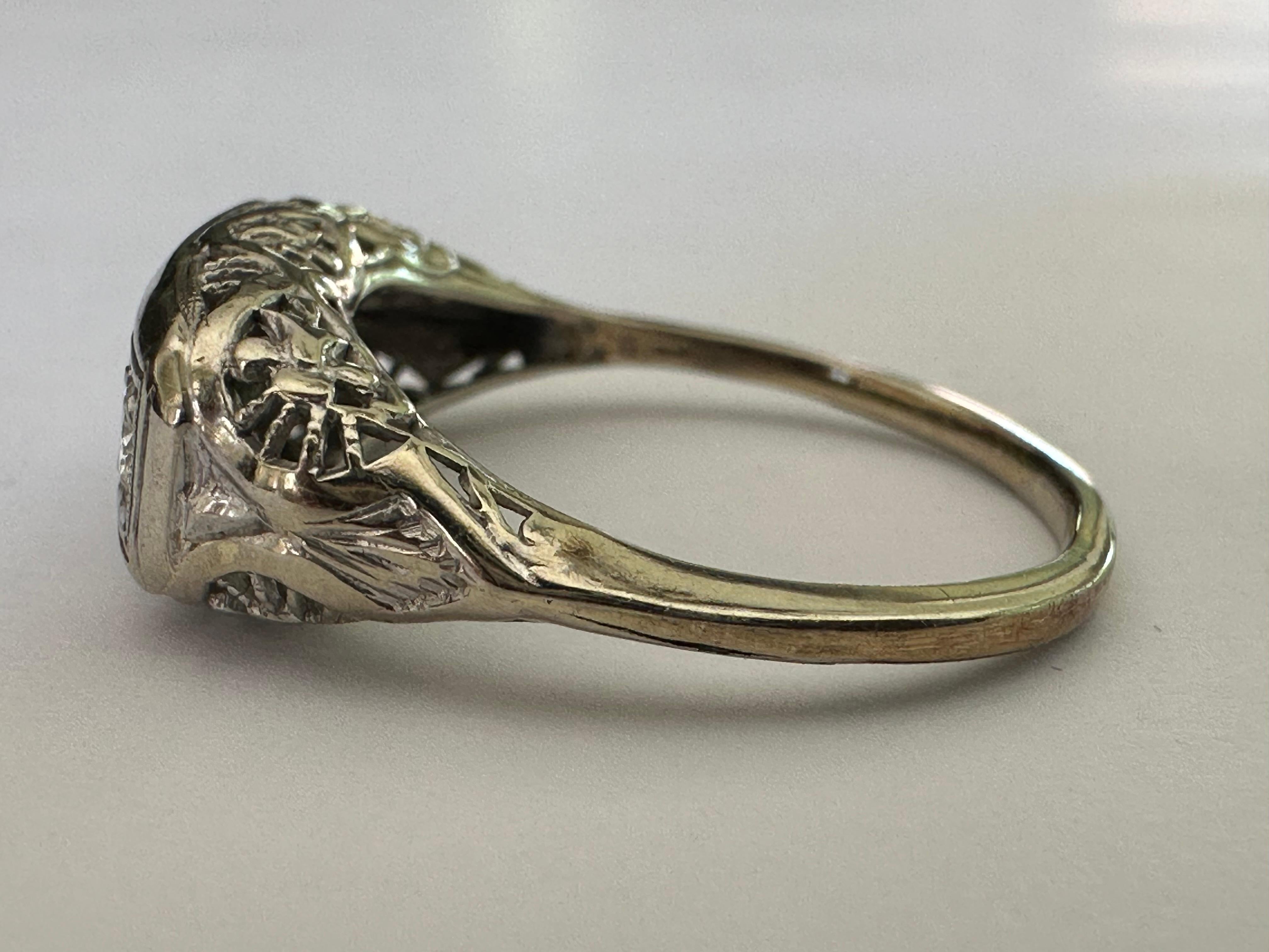 Retro Mid-Century Three-Stone Diamond and Filigree Ring For Sale