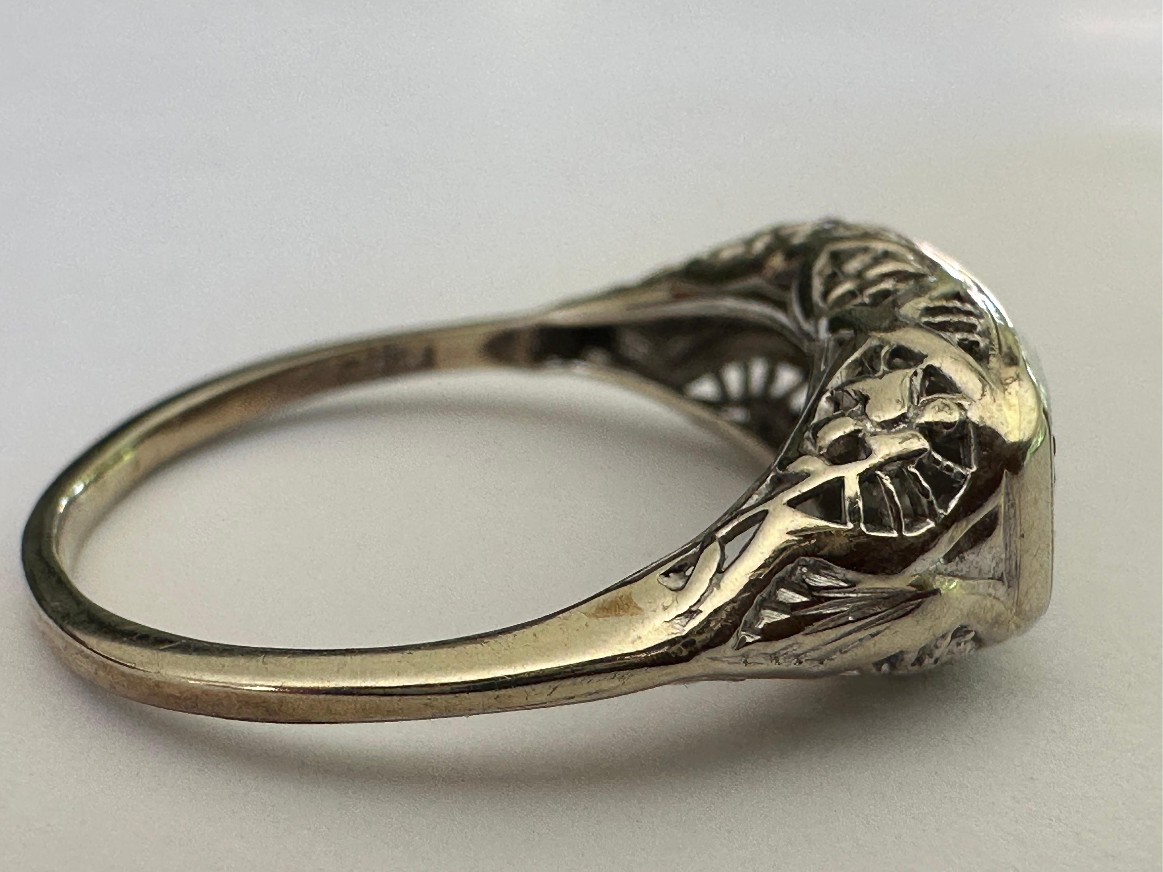 Mid-Century Three-Stone Diamond and Filigree Ring In Good Condition For Sale In Denver, CO