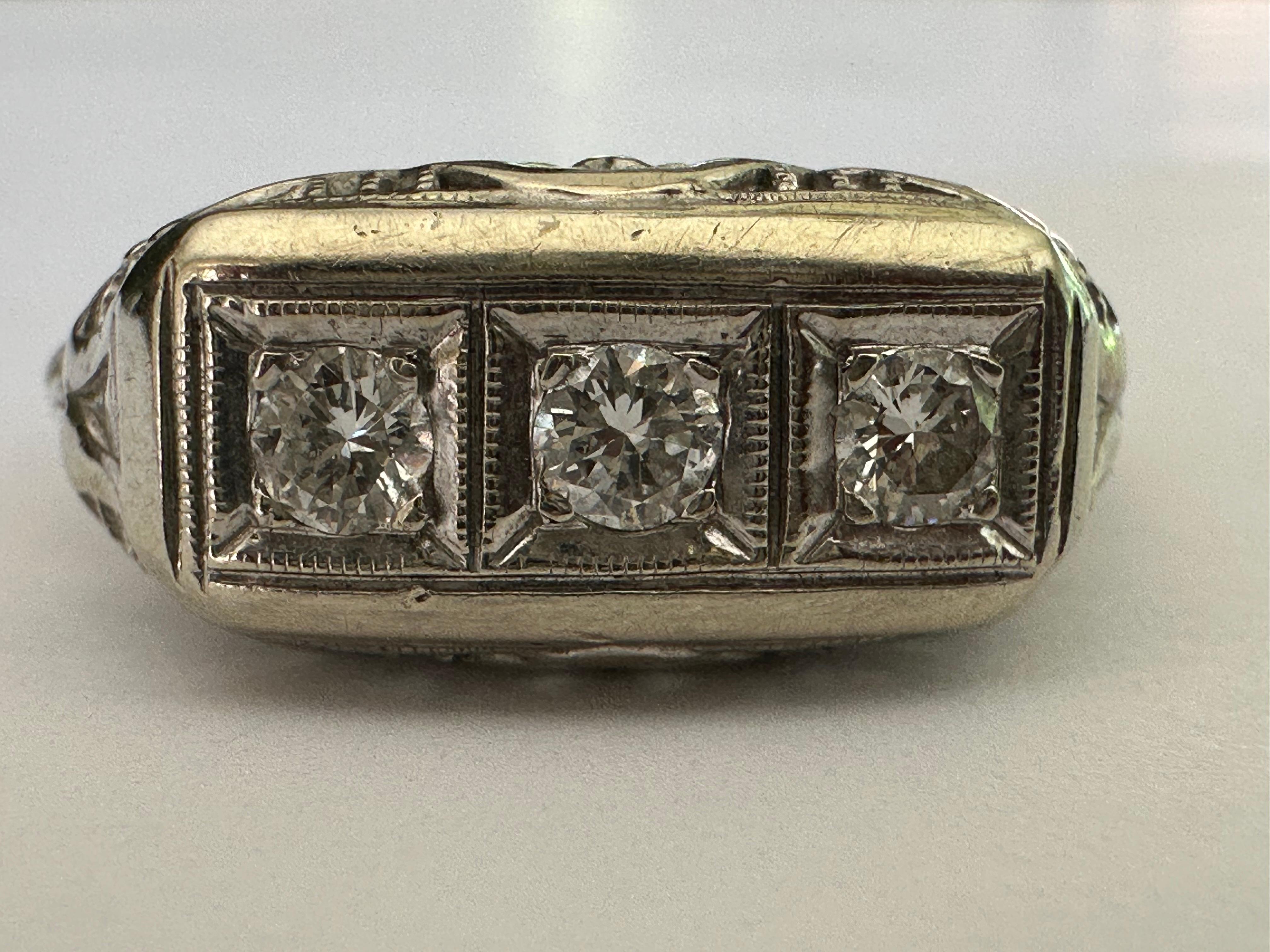Mid-Century Three-Stone Diamond and Filigree Ring For Sale 1