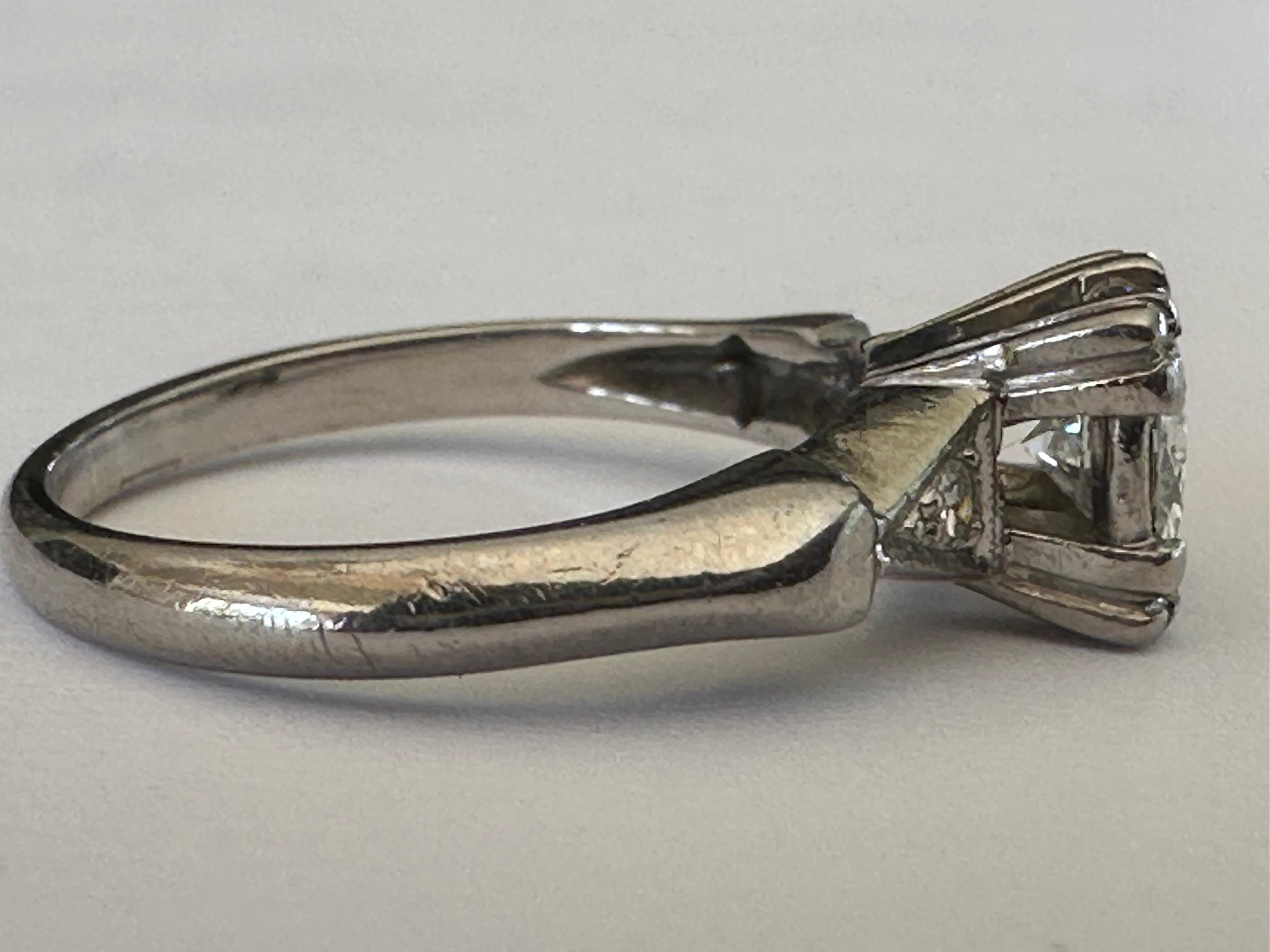 Dreistein-Diamantring aus der Mitte des Jahrhunderts  im Zustand „Gut“ im Angebot in Denver, CO