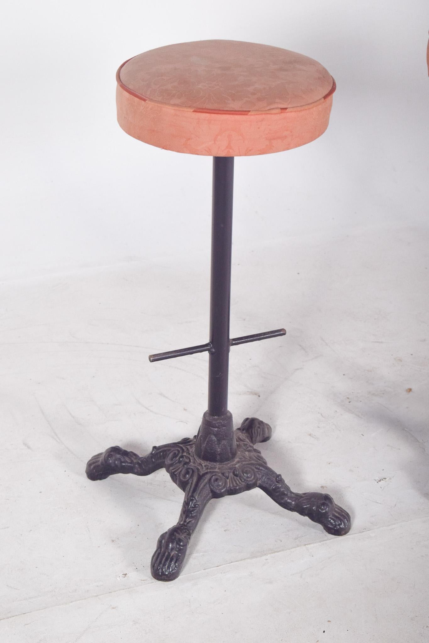 Mid-Century Modern Trois tabourets de bar hauts en fer du milieu du siècle dernier en vente