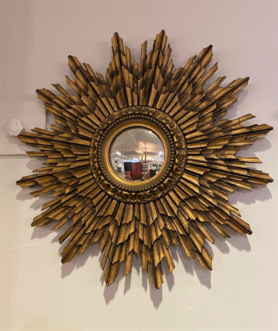 Wunderschöner geschnitzter und abgestufter französischer vergoldeter Sunburst-Spiegel mit konvexem Spiegel. 
Spiegel - 4