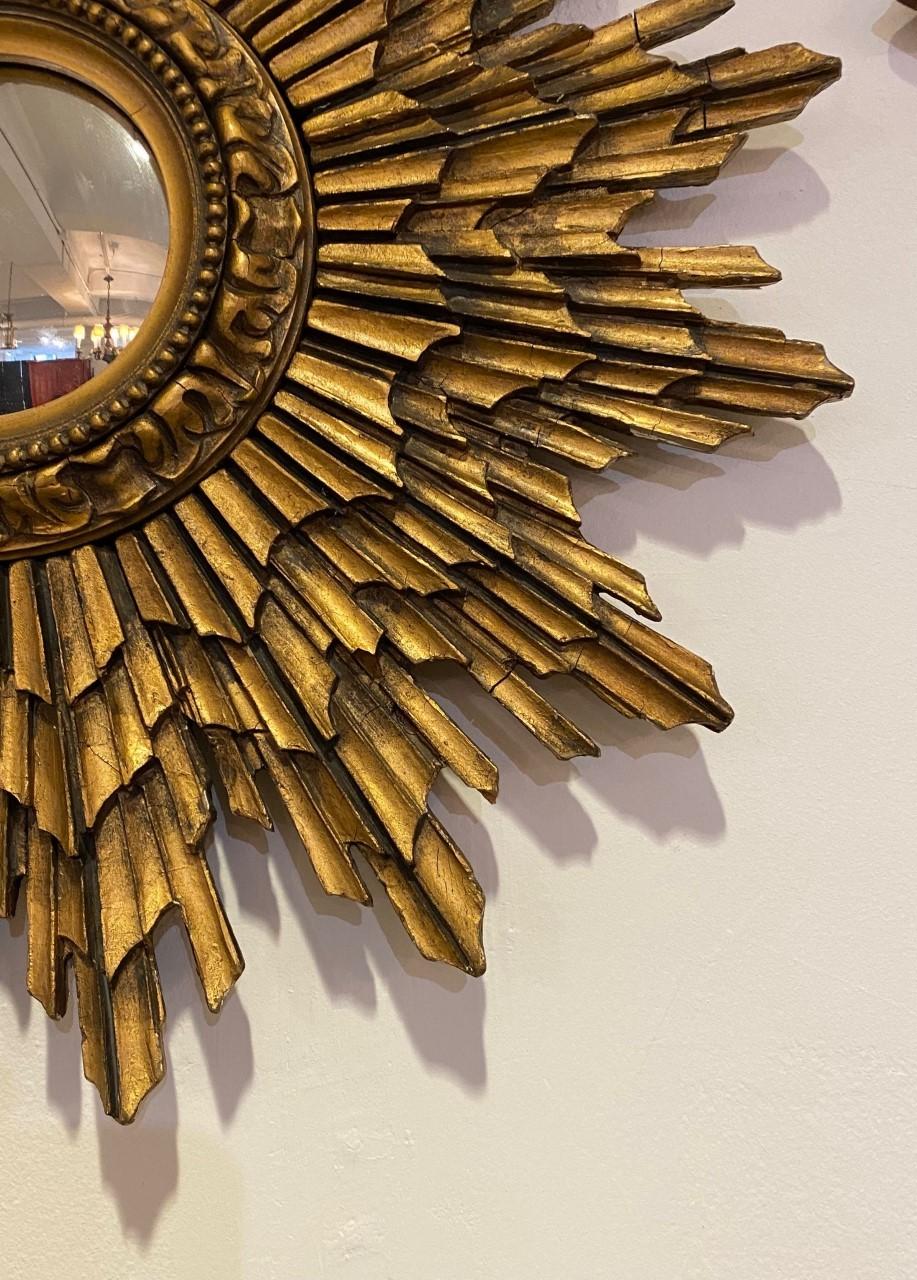 Gestufter und vergoldeter Sunburst-Spiegel aus Frankreich, Mitte des Jahrhunderts (Französisch) im Angebot