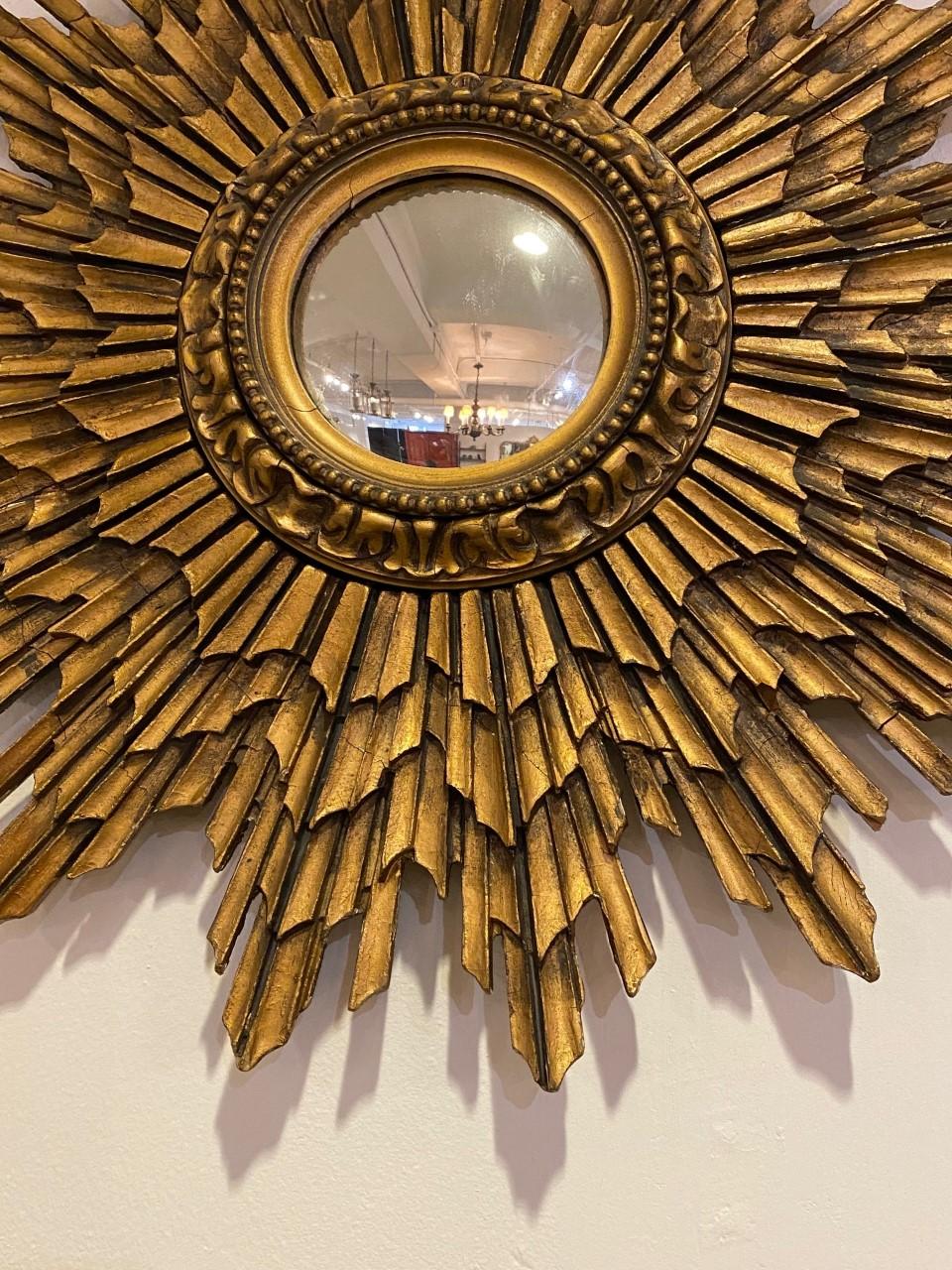 Gestufter und vergoldeter Sunburst-Spiegel aus Frankreich, Mitte des Jahrhunderts im Zustand „Gut“ im Angebot in North Salem, NY