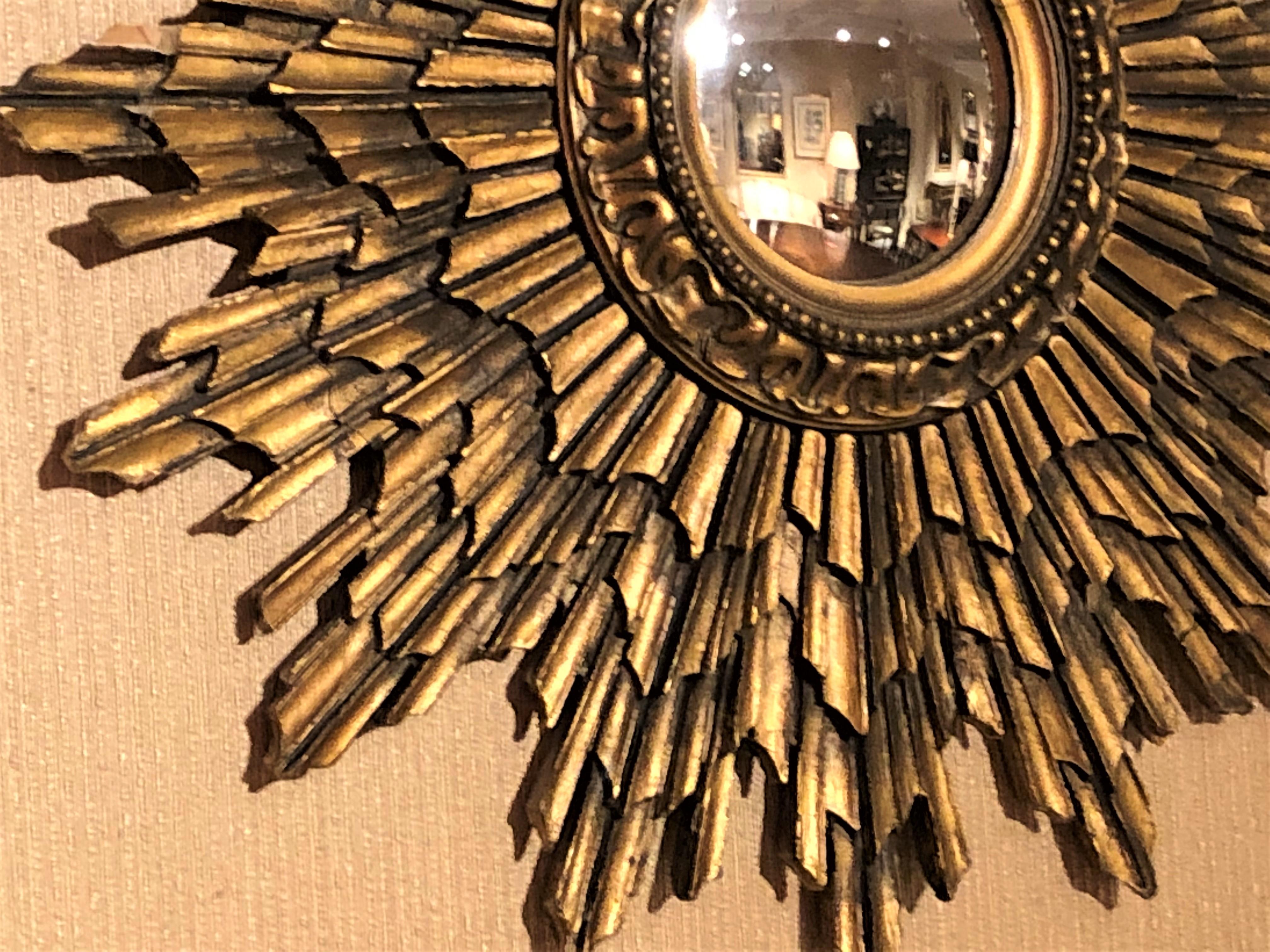 Gestufter und vergoldeter Sunburst-Spiegel aus Frankreich, Mitte des Jahrhunderts im Angebot 1