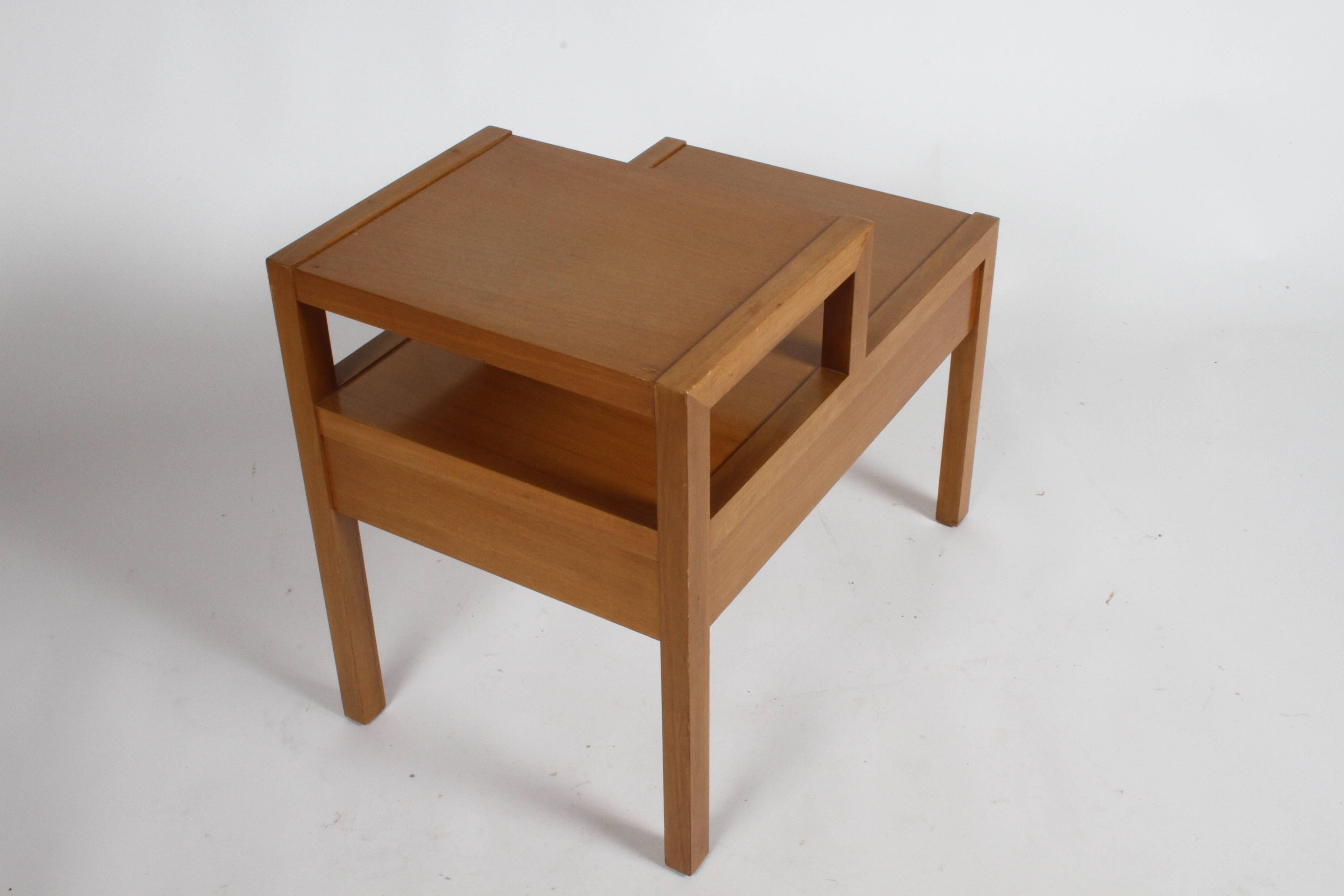 Mid-Century Modern Blonde Two Tiered End Table with Drawer and Brass Ring Pull en vente 2