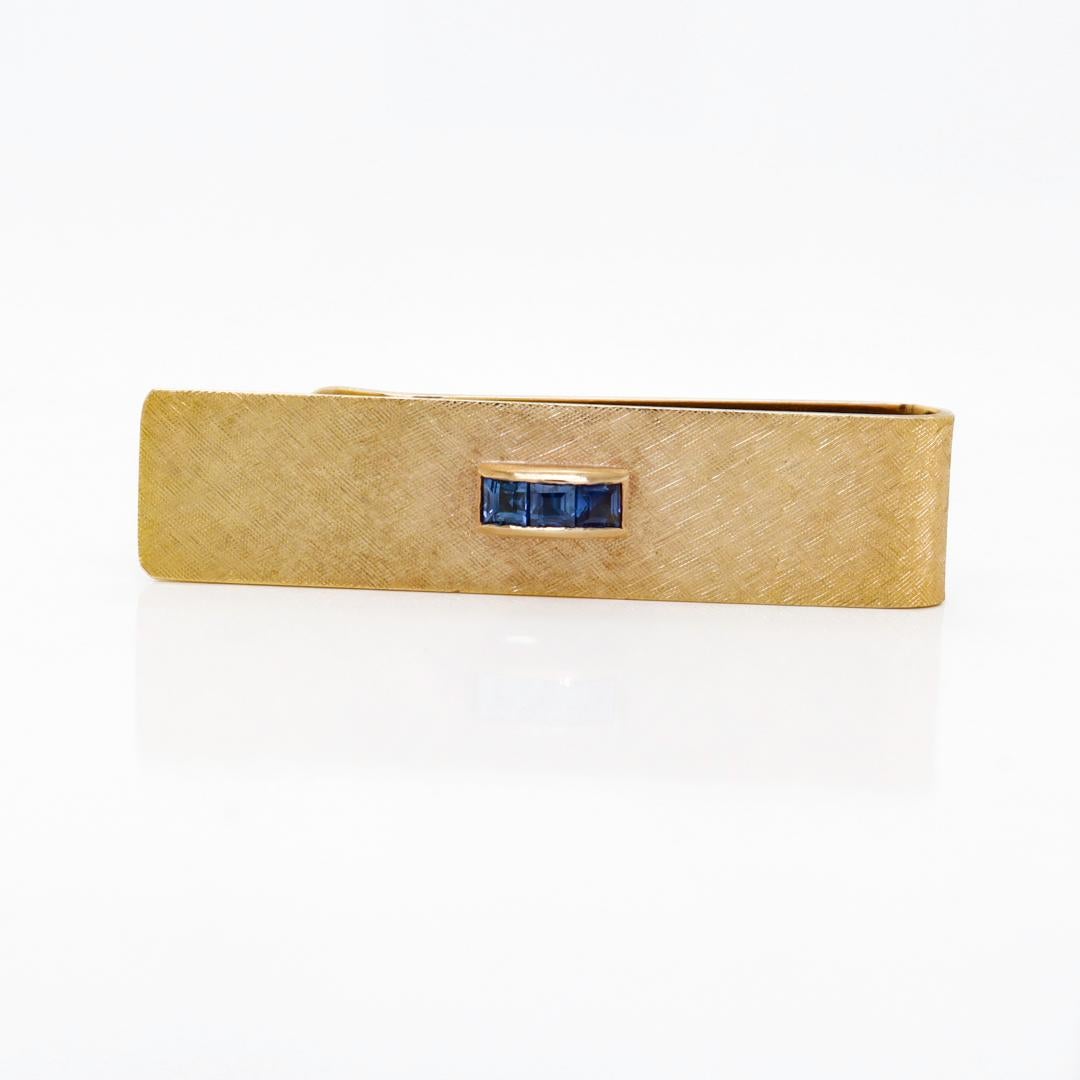 Moderno Fermacravatte di metà secolo Tiffany in oro 14k e topazio blu con finitura Florentine
