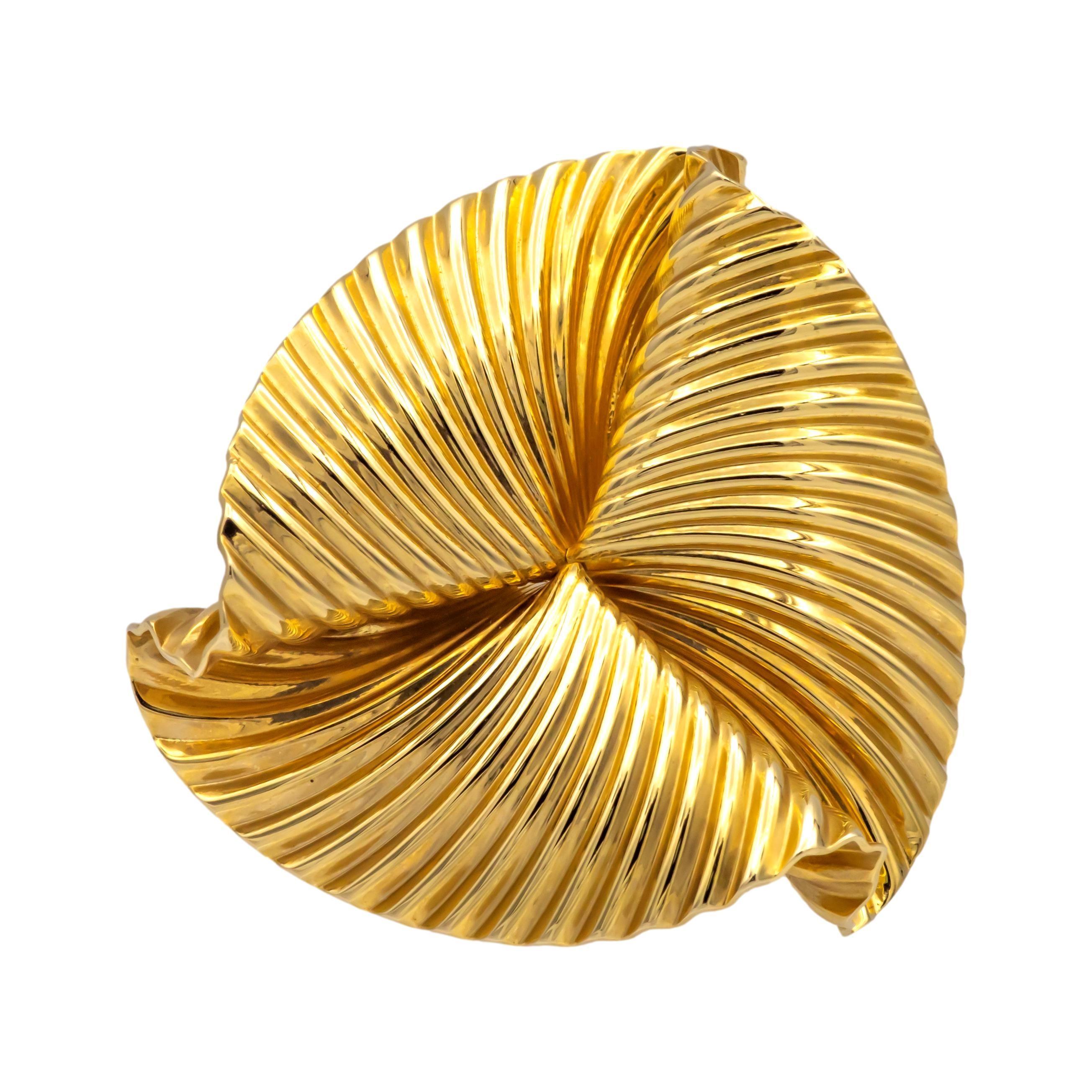 Mid-Century Tiffany and Co. 14K Yellow Gold Swirl Fan Brooch 1960's In Good Condition For Sale In New York, NY