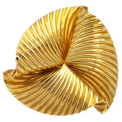 Broche abanico remolino Tiffany & Co. de oro amarillo de 14 quilates de mediados de siglo 1960