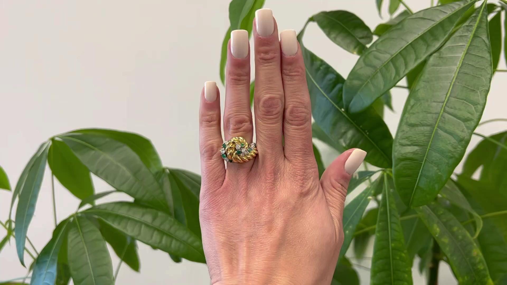 Eine Mid Century Tiffany & Co. Diamant und Smaragd 18k Gelbgold Swirl Ring. Mit neun runden Diamanten im Brillantschliff mit einem Gesamtgewicht von ca. 0,60 Karat, Farbe D-E, Reinheit VVS-VS, und sieben runden Smaragden im Mischschliff mit einem