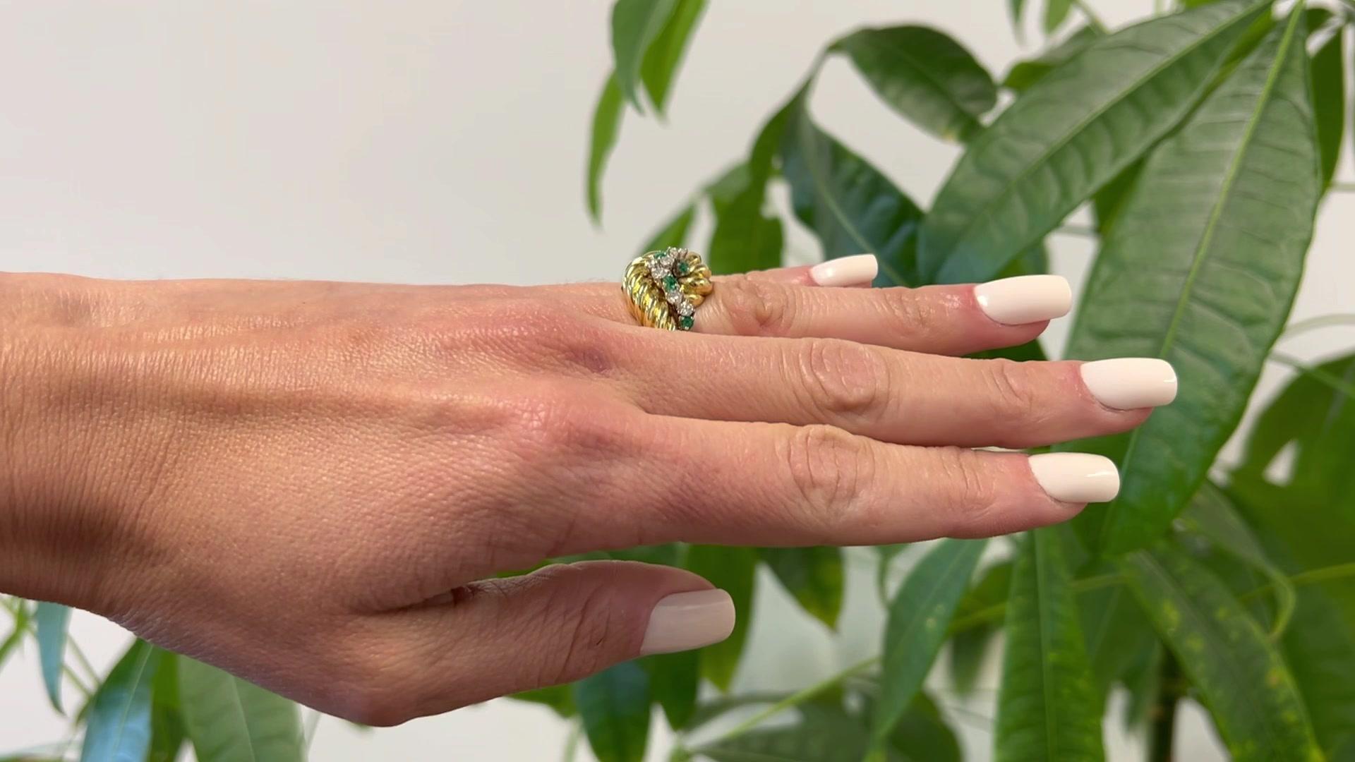 Mitte des Jahrhunderts Tiffany & Co. Wirbelring aus 18 Karat Gelbgold mit Diamanten und Smaragden im Zustand „Gut“ in Beverly Hills, CA
