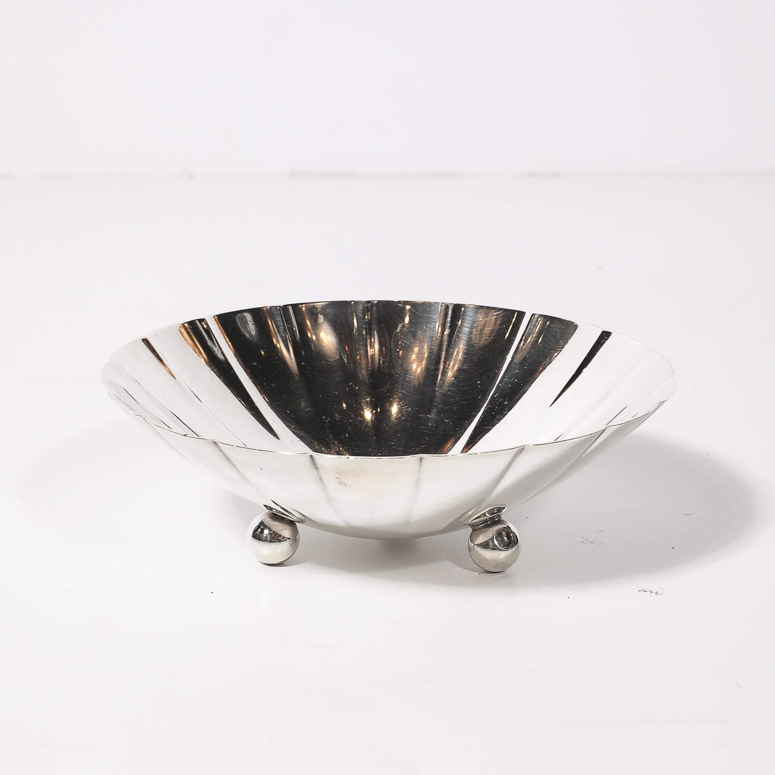 Este refinado Modernista de Mediados de Siglo  cuenco de Tiffany & Co. Makers, diseño número 22673, ejemplifica la elegante sofisticación sinónimo de la ética del diseño de la época. Elaborada con maestría en plata de ley, la pieza refleja la