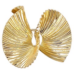 Mid-Century Tiffany & Co. Ribbon Design Pin in 14 Karat Gold